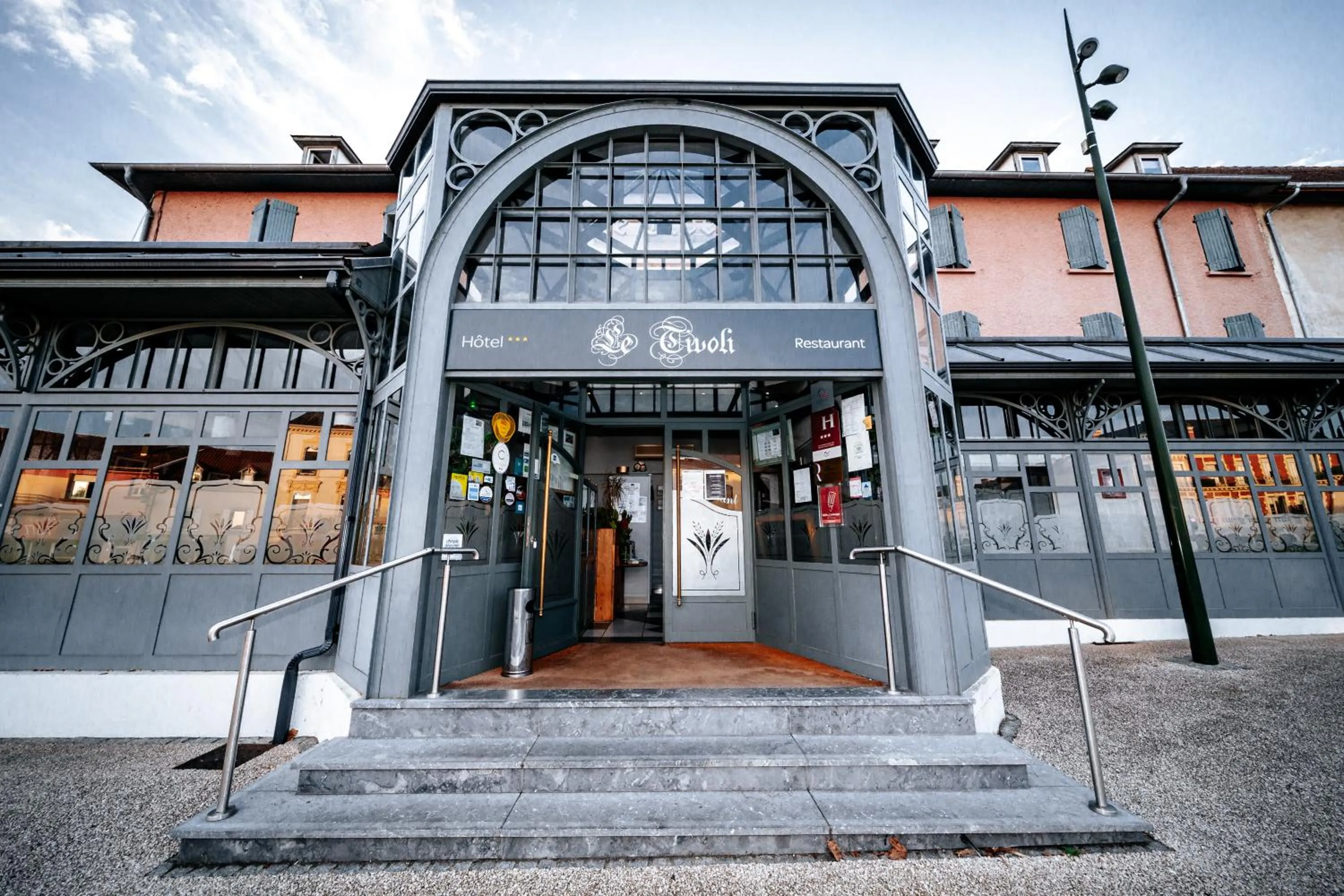 Restaurant/places to eat in Hôtel Le Tivoli