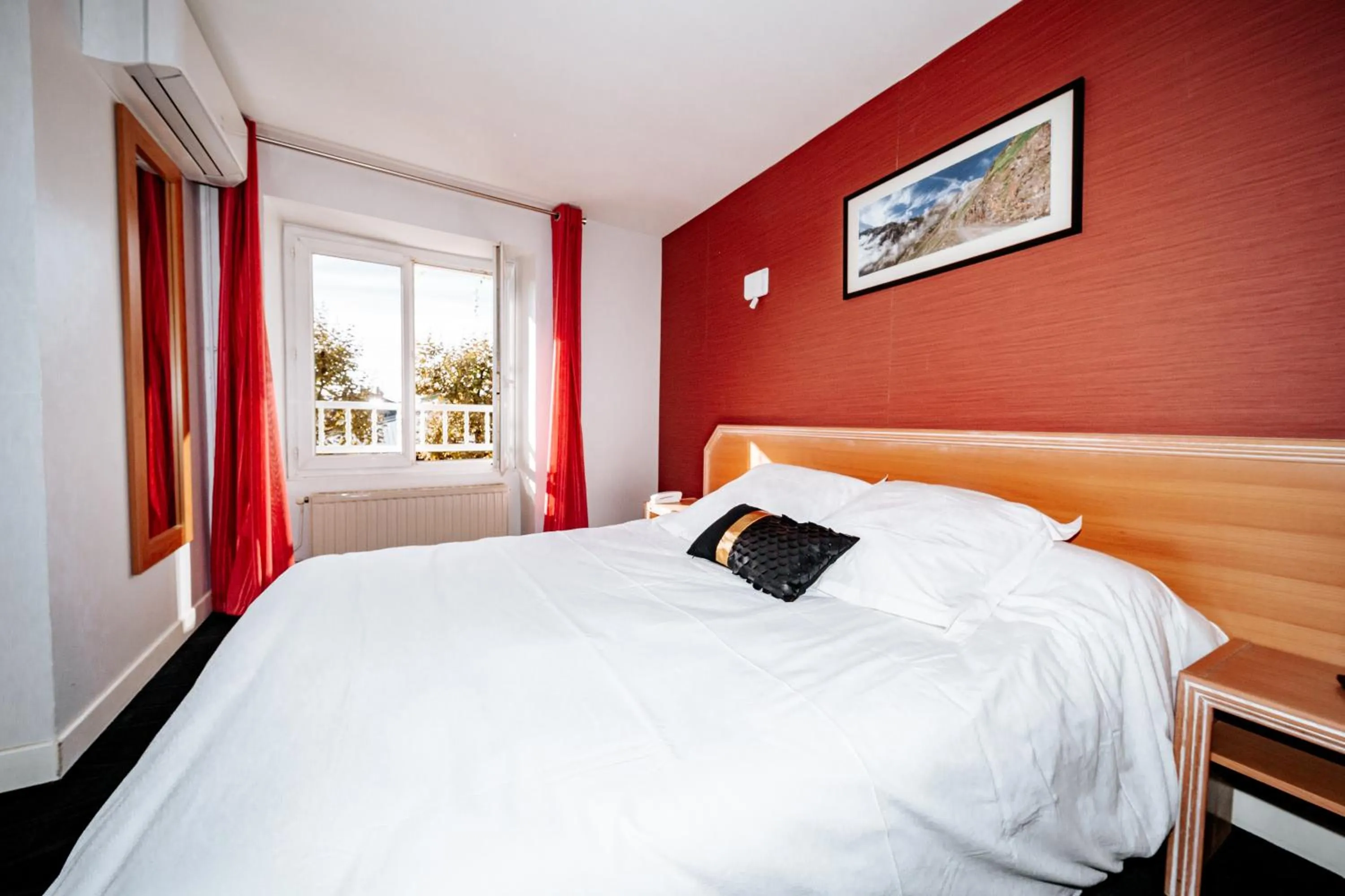 Photo of the whole room, Bed in Hôtel Le Tivoli