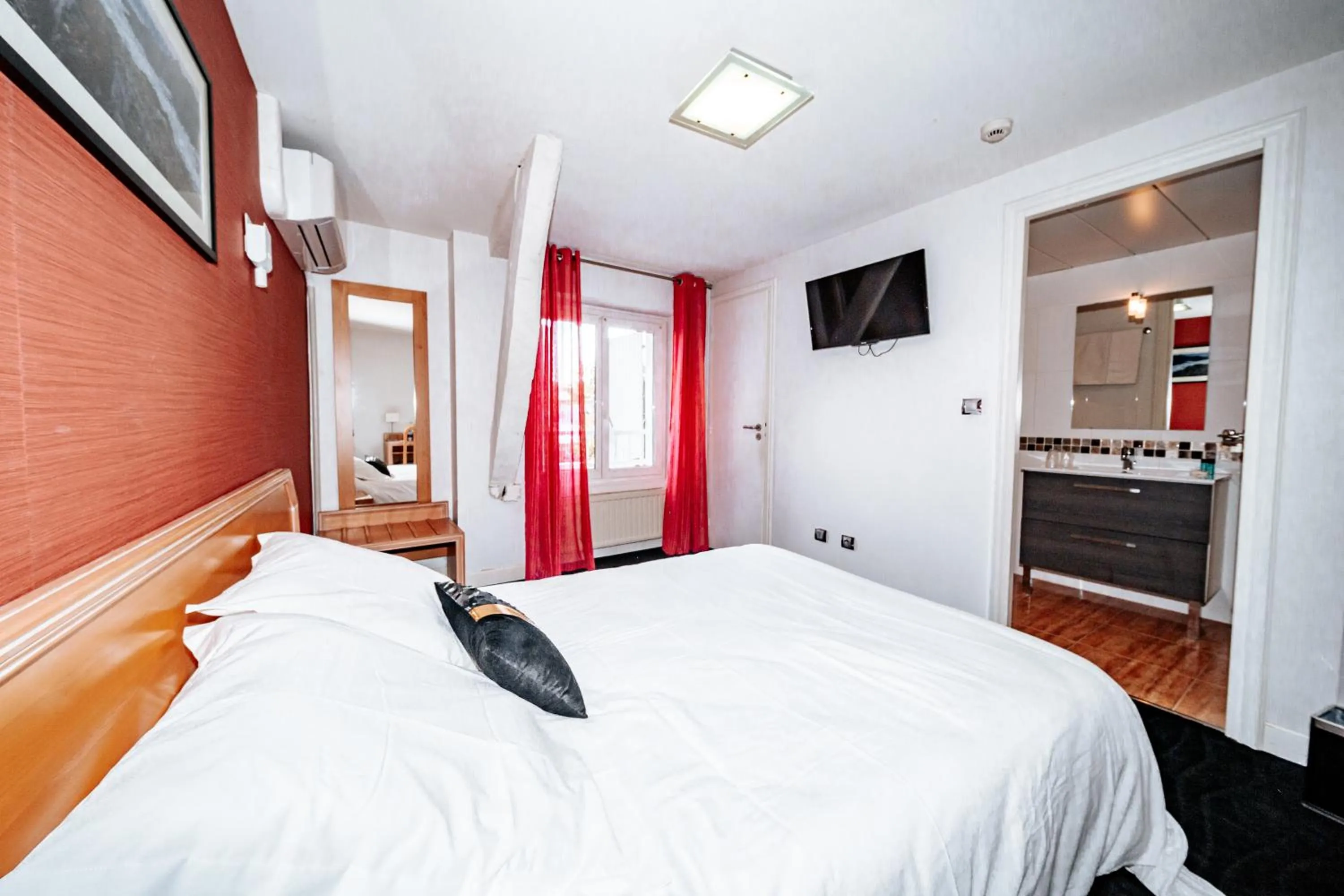 Photo of the whole room, Bed in Hôtel Le Tivoli