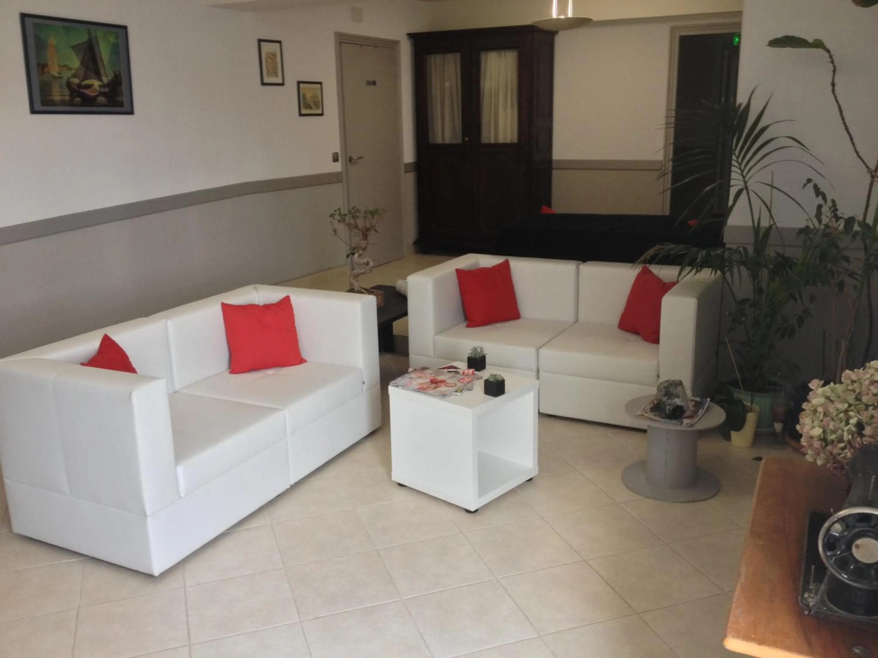 Lounge or bar in Hôtel Le Tivoli