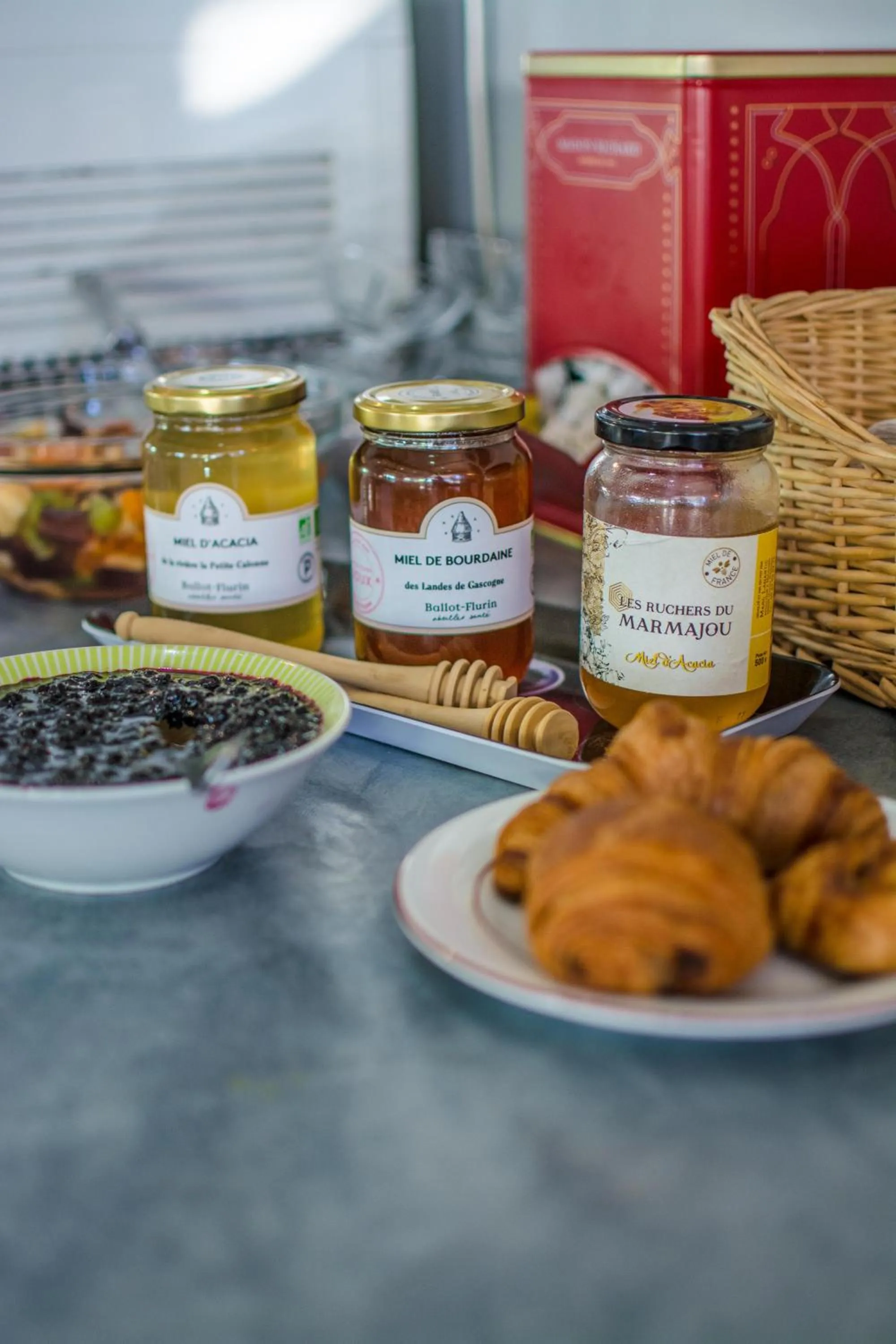 Continental breakfast in Hôtel Le Tivoli