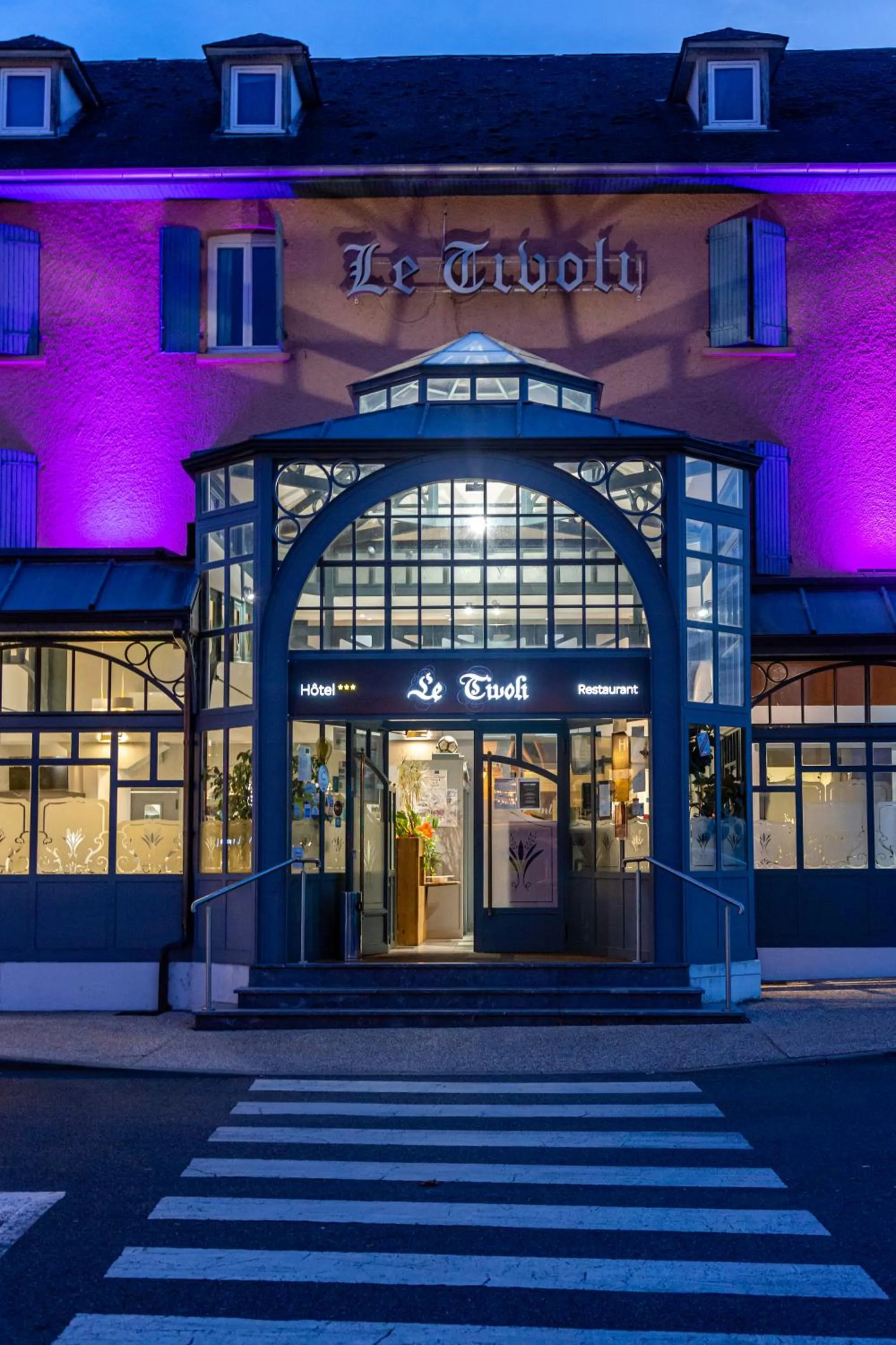 Facade/entrance in Hôtel Le Tivoli
