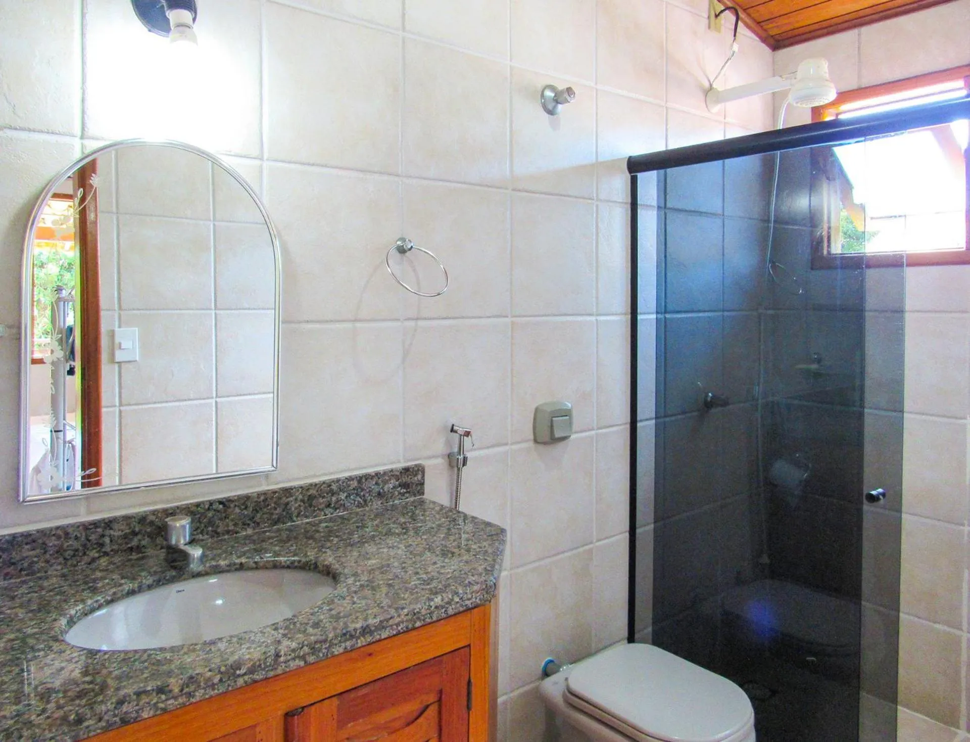 Bathroom in Casa c wifi e lazer perto da praia em Porto Seguro
