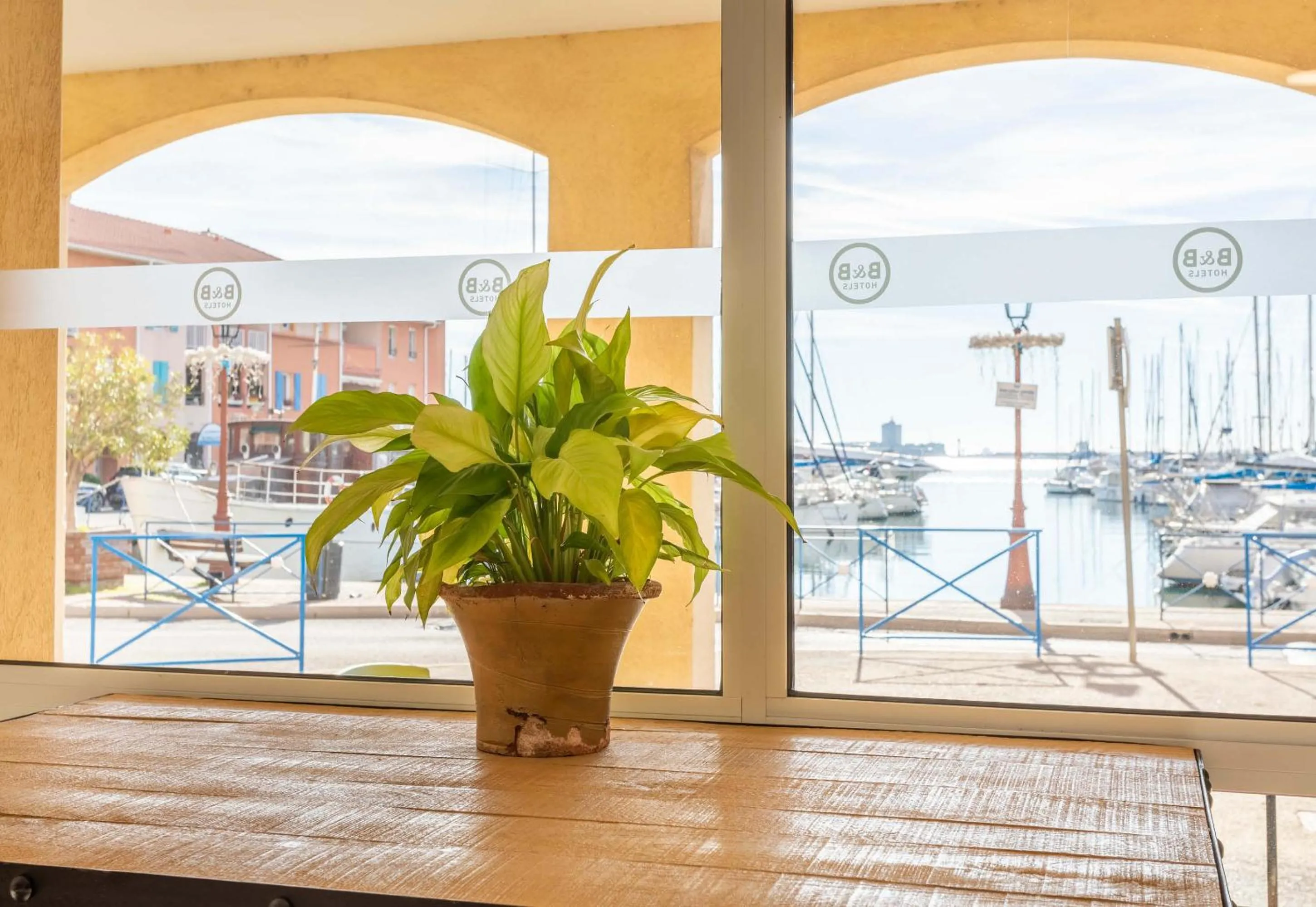 Decorative detail in B&B HOTEL Martigues Port-de-Bouc