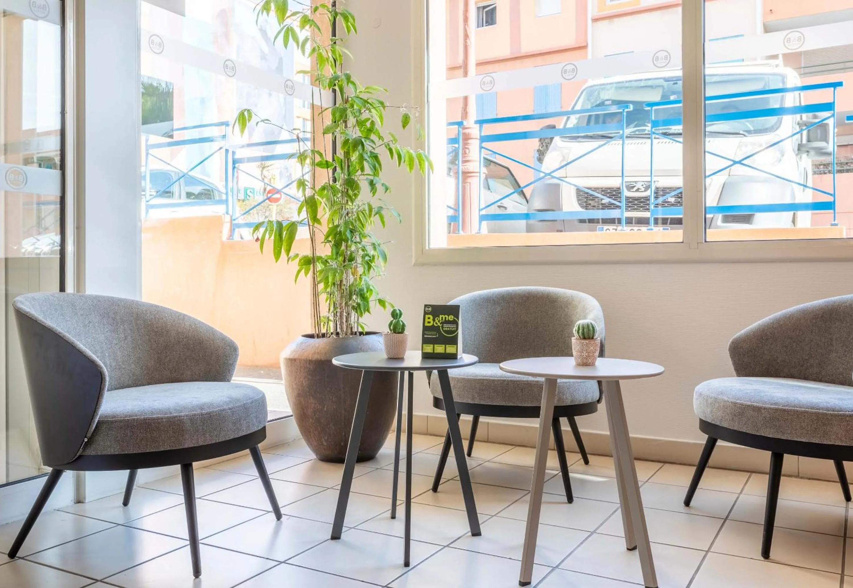 Communal lounge/ TV room in B&B HOTEL Martigues Port-de-Bouc