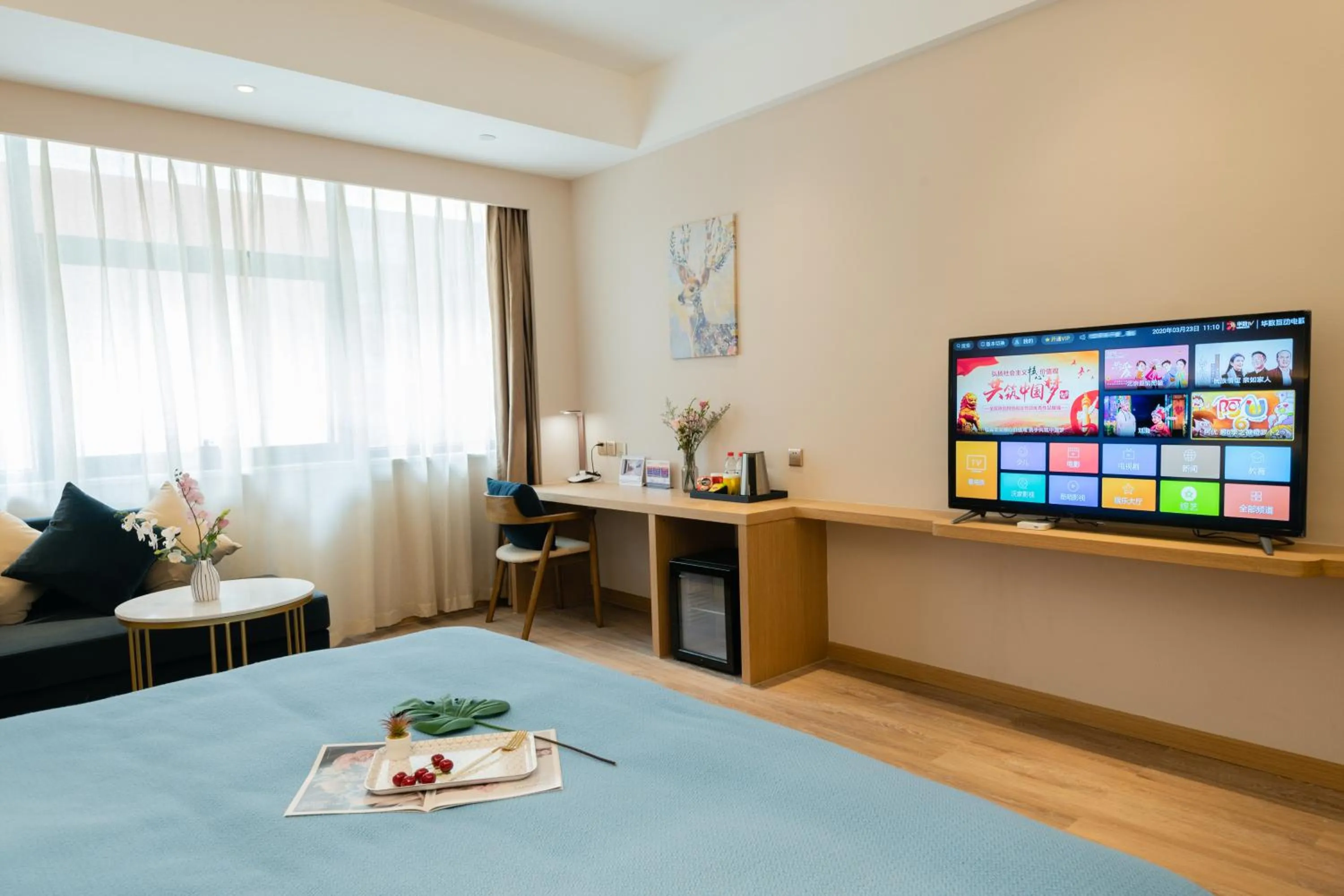 Communal lounge/ TV room, Bed in Hangzhou Upper Inn