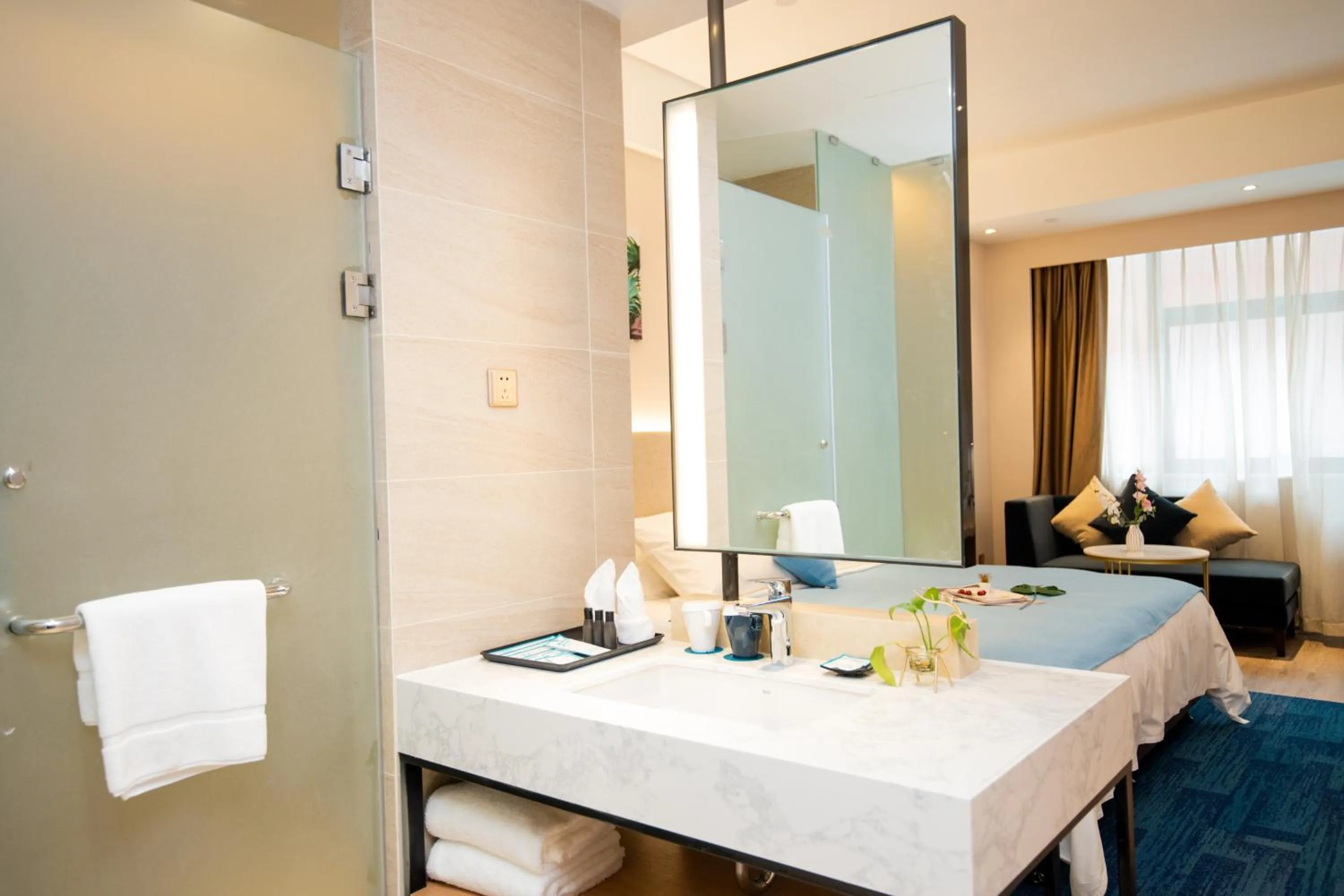 Photo of the whole room, Bed in Hangzhou Upper Inn