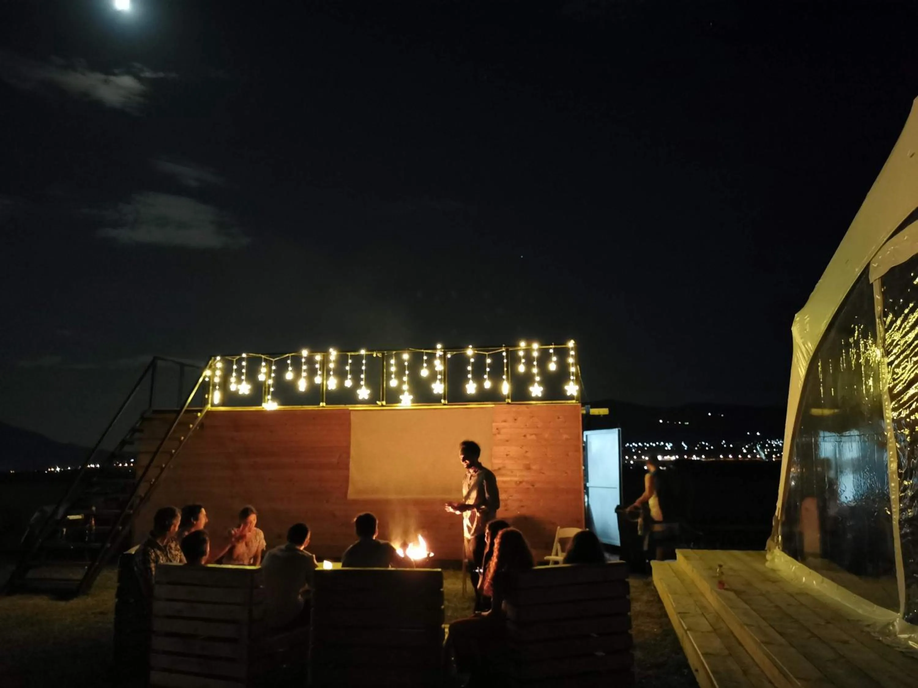 Communal lounge/ TV room in Jewelberry Glamping Hotel Tbilisi