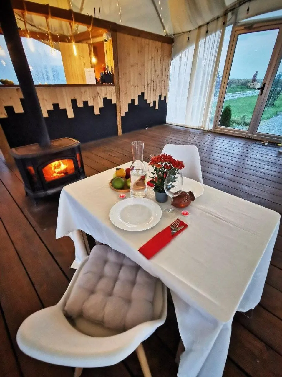 Dining Area in Jewelberry Glamping Hotel Tbilisi