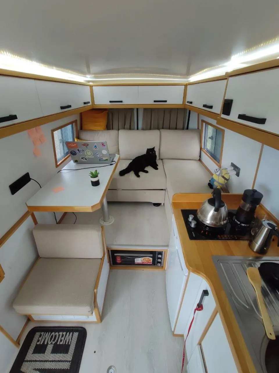 Bed, Kitchen/Kitchenette in Jewelberry Glamping Hotel Tbilisi