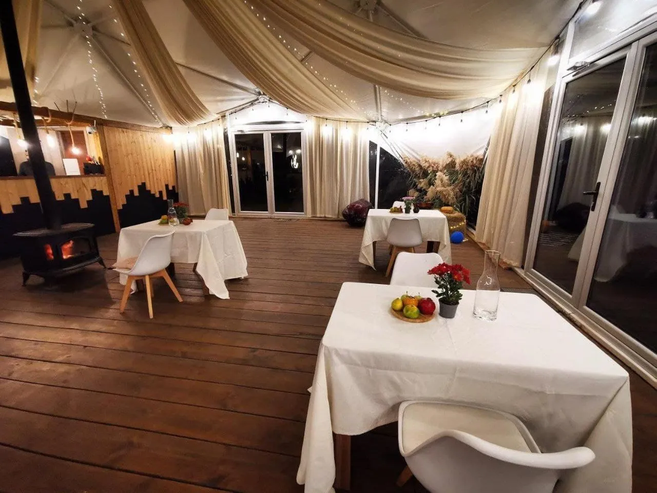 Lounge or bar, Restaurant/Places to Eat in Jewelberry Glamping Hotel Tbilisi