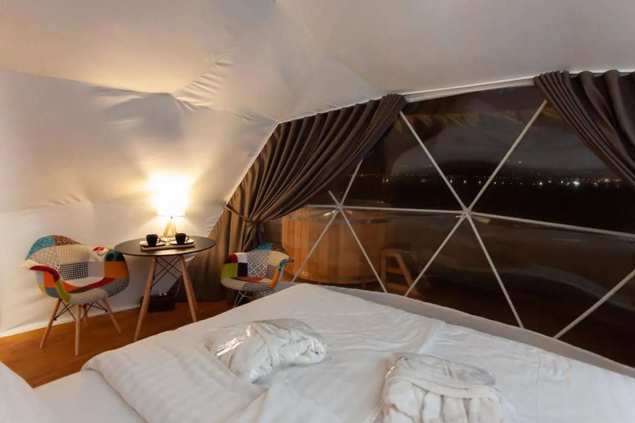 Bed, TV/Entertainment Center in Jewelberry Glamping Hotel Tbilisi