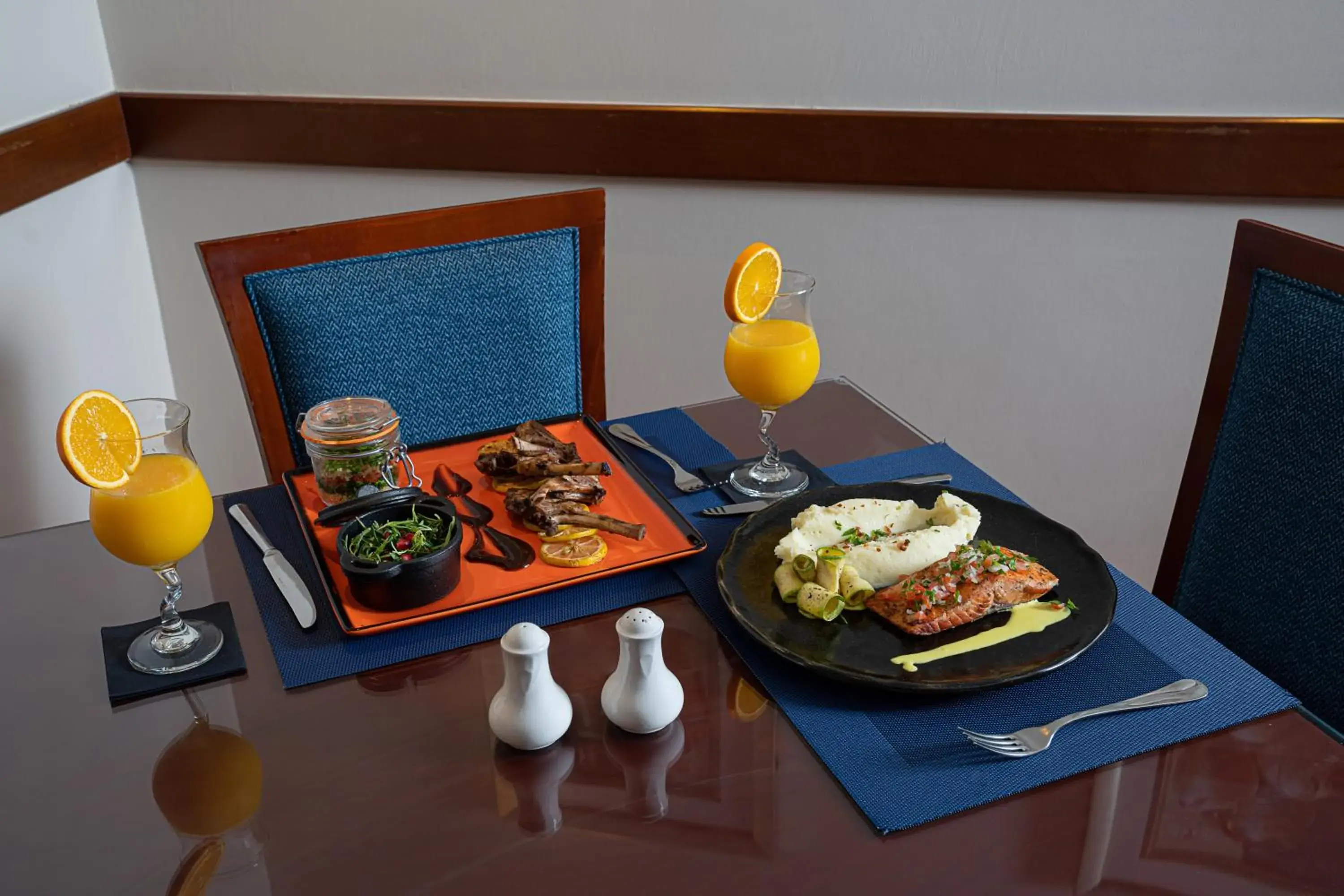 Restaurant/places to eat in Al Rawda Arjaan by Rotana, Abu Dhabi Restaurant/places to eat in Al Rawda Arjaan by Rotana, Abu Dhabi