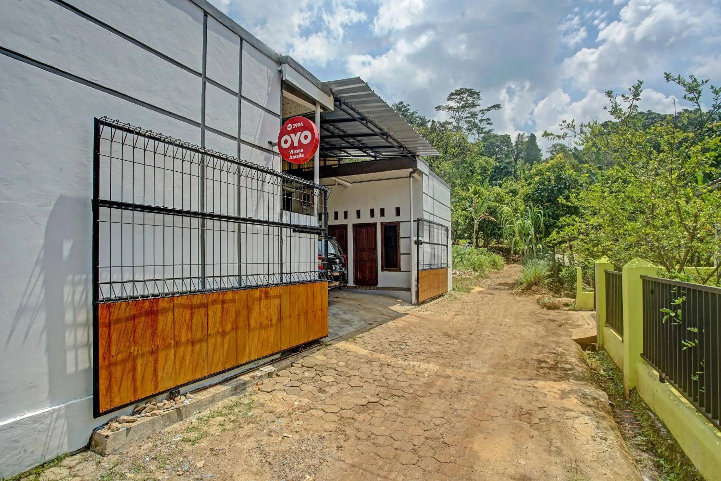 Facade/entrance in OYO 3994 Wisma Amalia