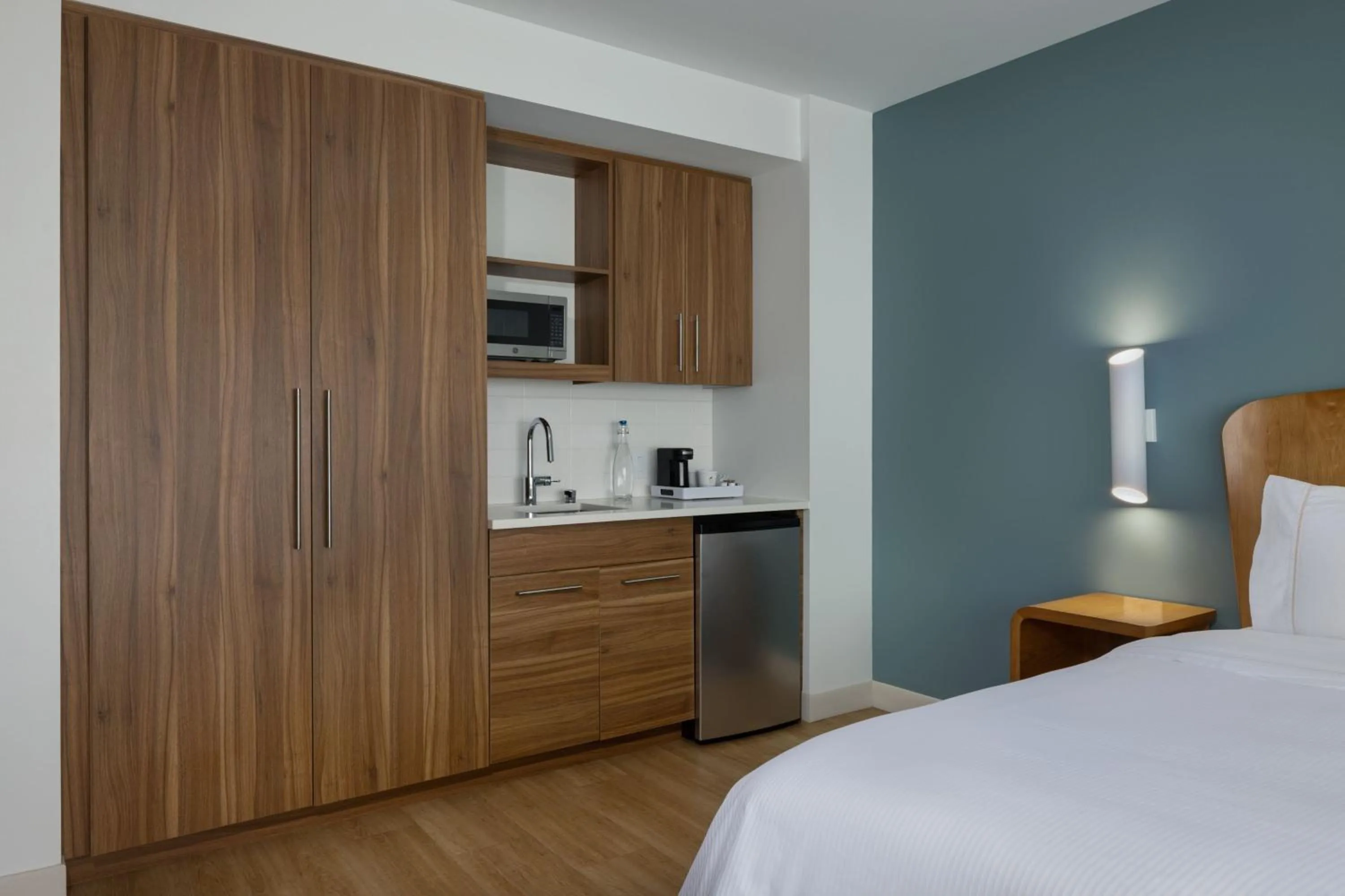 Kitchen or kitchenette, Bed in Element Atlanta Buckhead