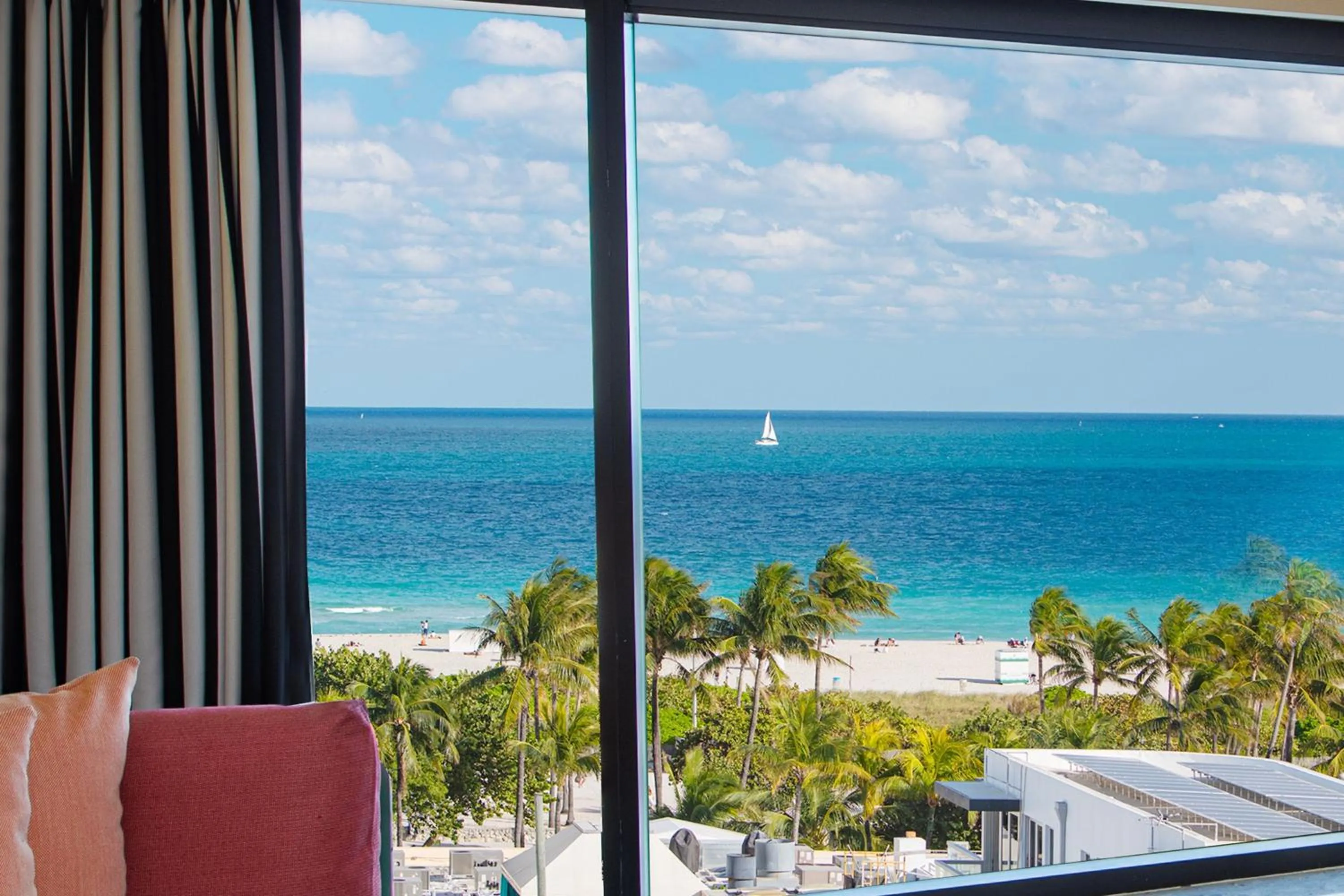 Photo of the whole room in Moxy Miami South Beach