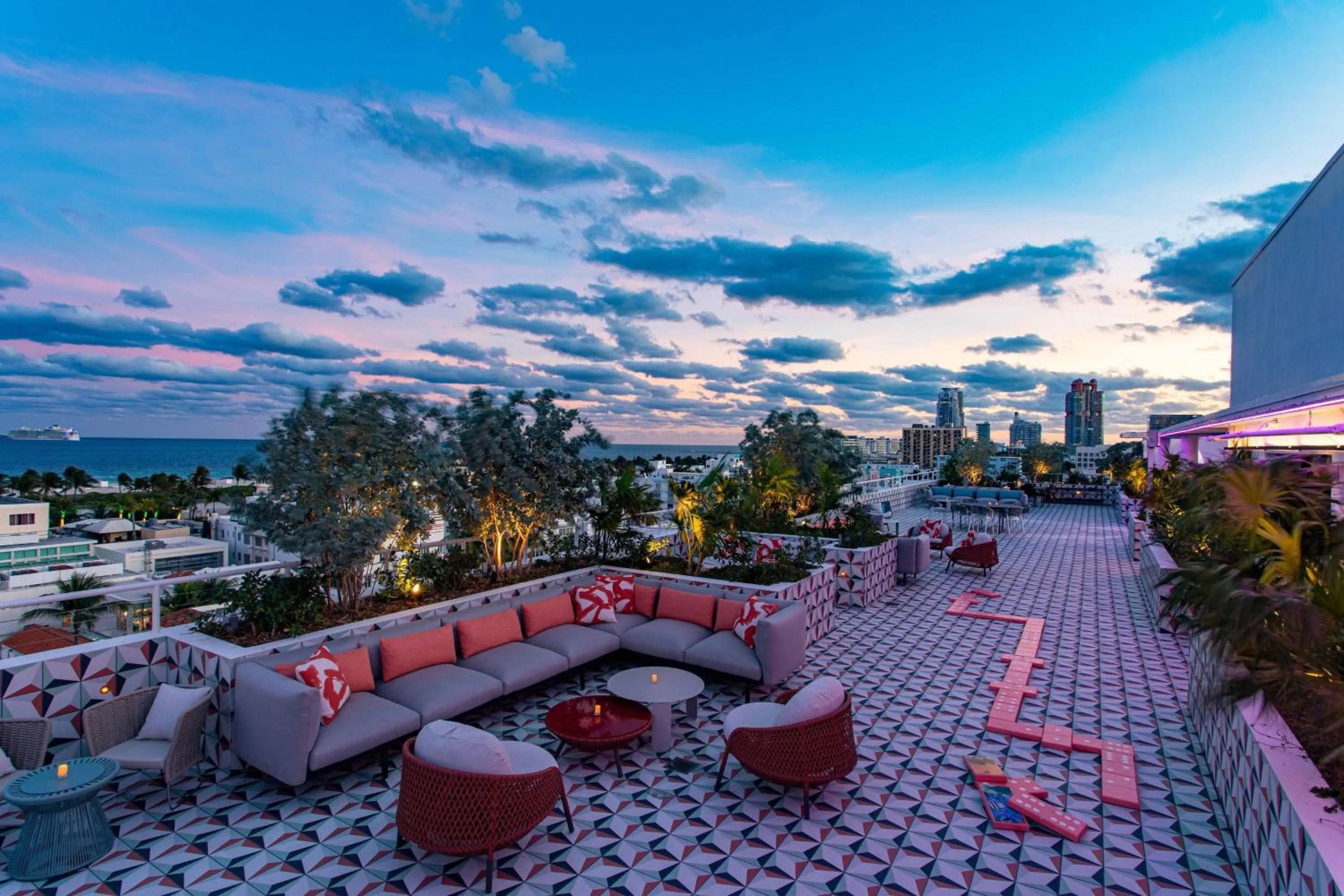 Lounge or bar in Moxy Miami South Beach