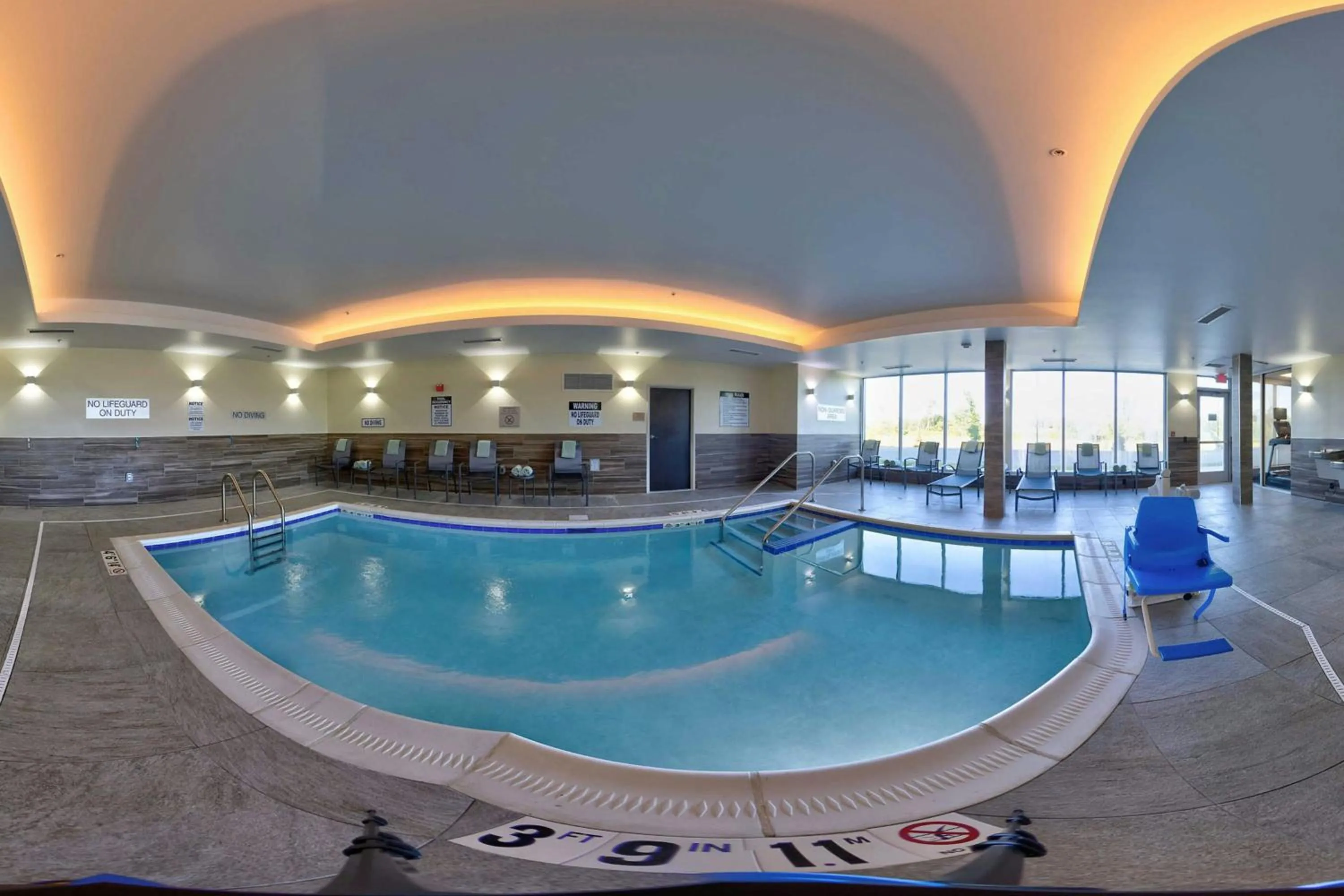 Swimming pool in Fairfield Inn & Suites by Marriott Milwaukee Brookfield