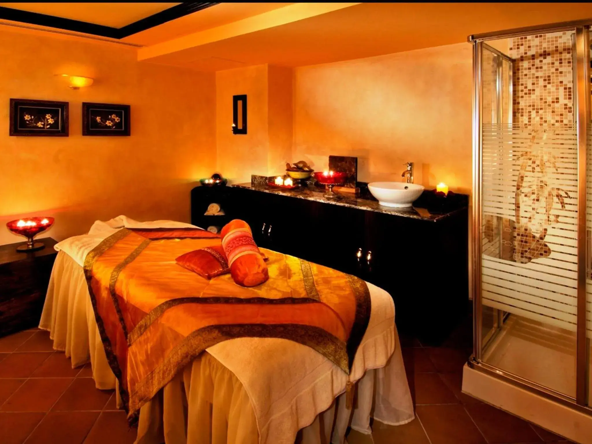 Massage, Bed in Arabian Courtyard Hotel & Spa Massage, Bed in Arabian Courtyard Hotel & Spa