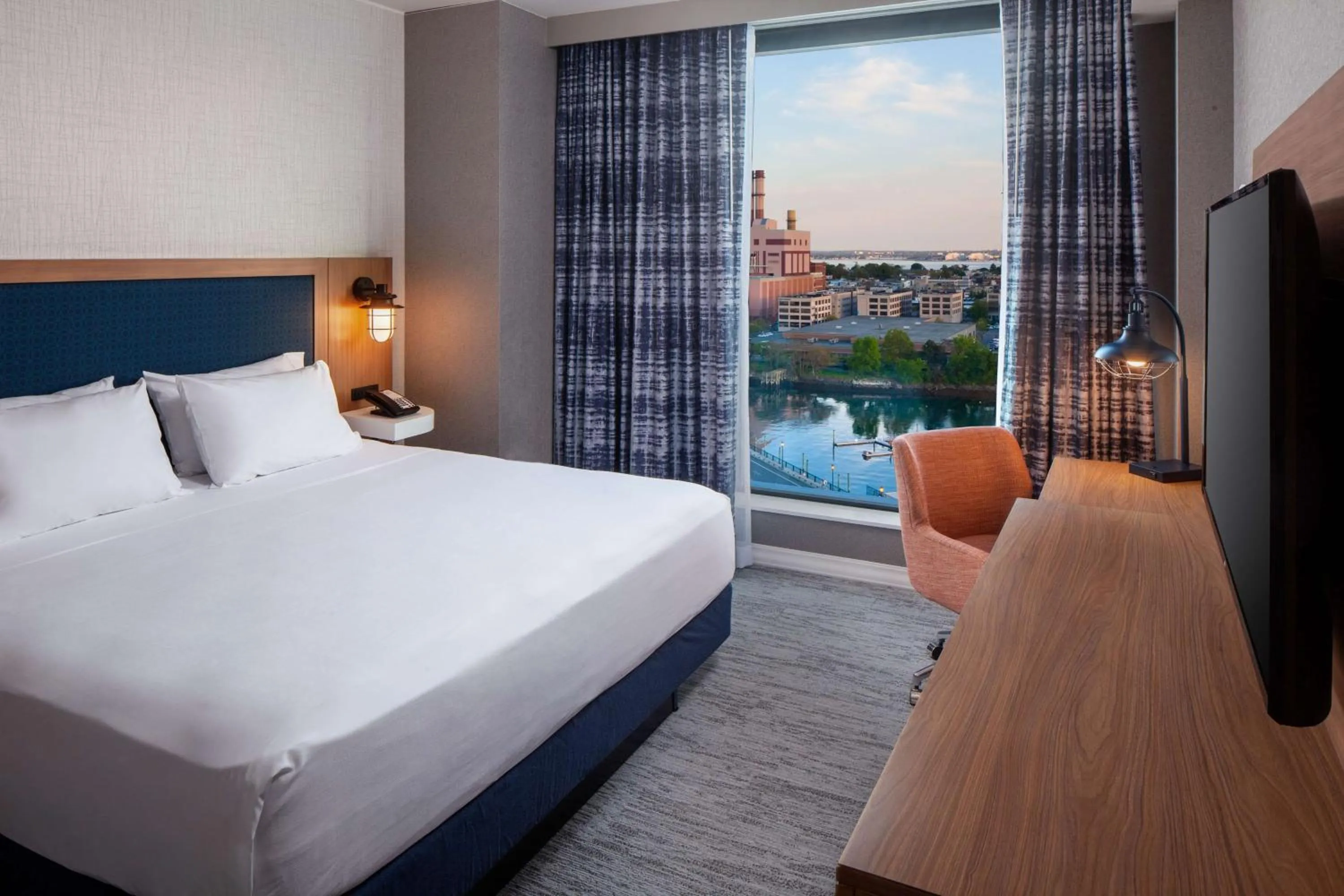 Bedroom, Bed in Hampton Inn Boston Seaport District