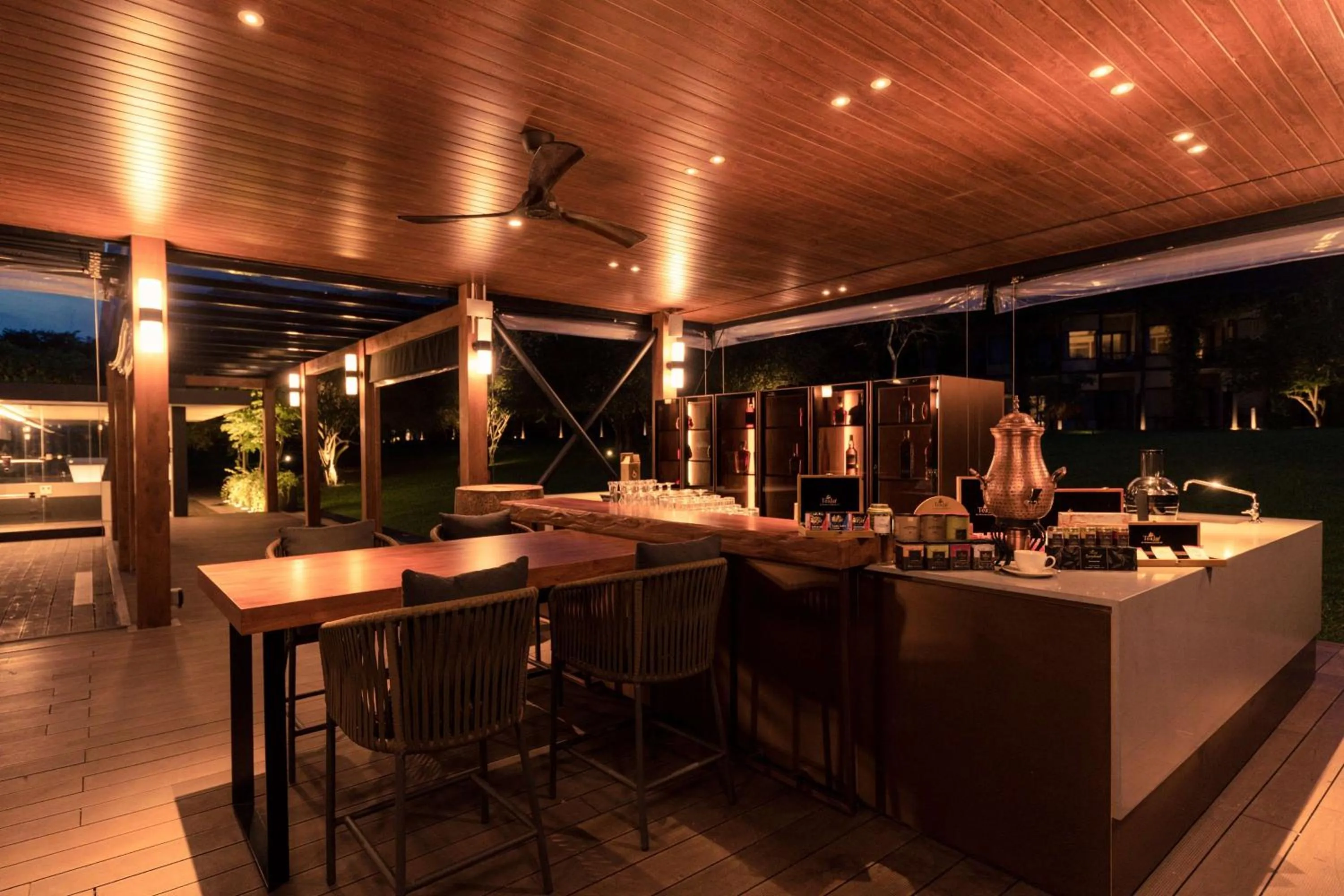 Lounge or bar in DoubleTree by Hilton Weerawila Rajawarna Resort