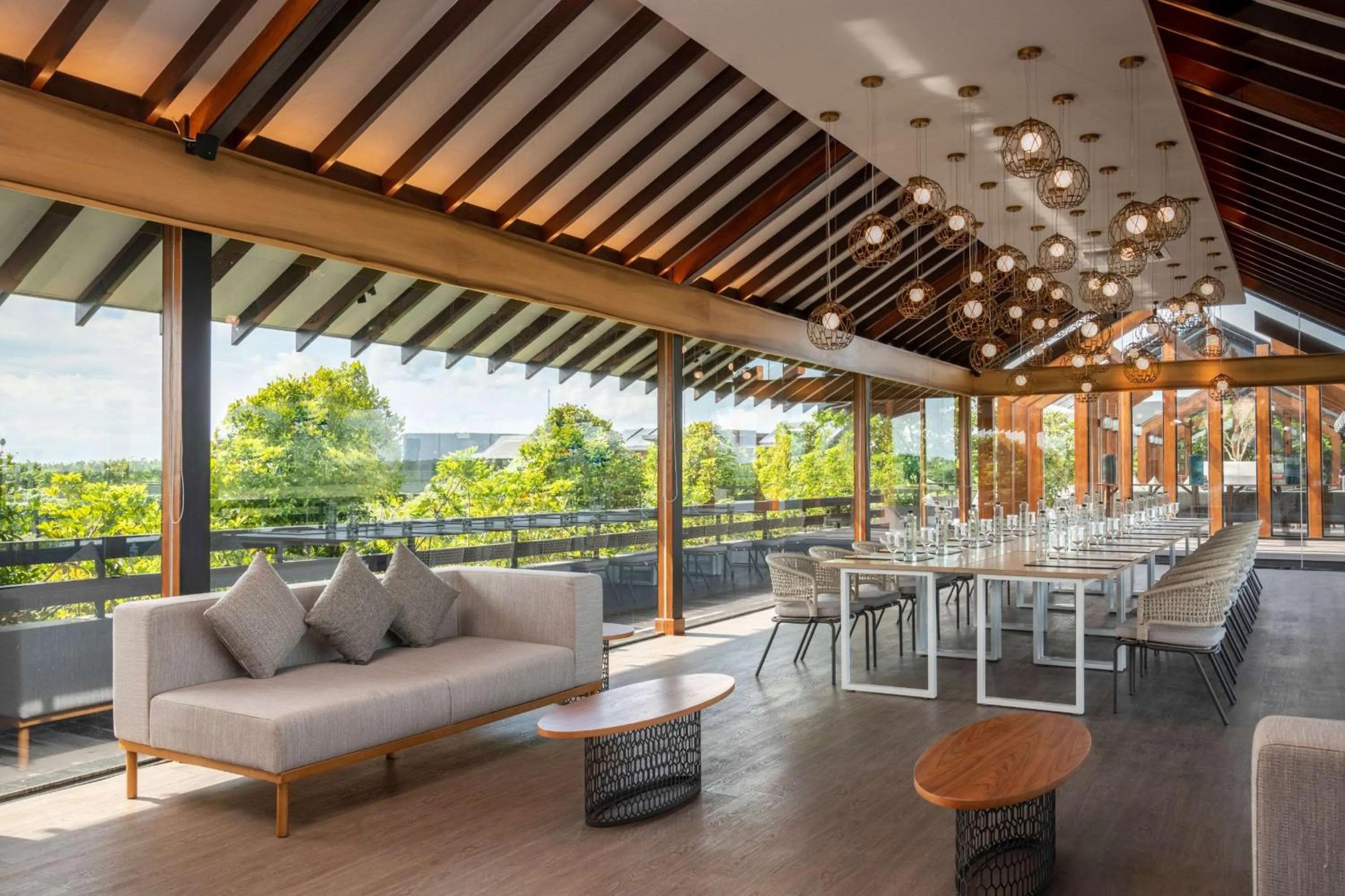 Lounge or bar in DoubleTree by Hilton Weerawila Rajawarna Resort