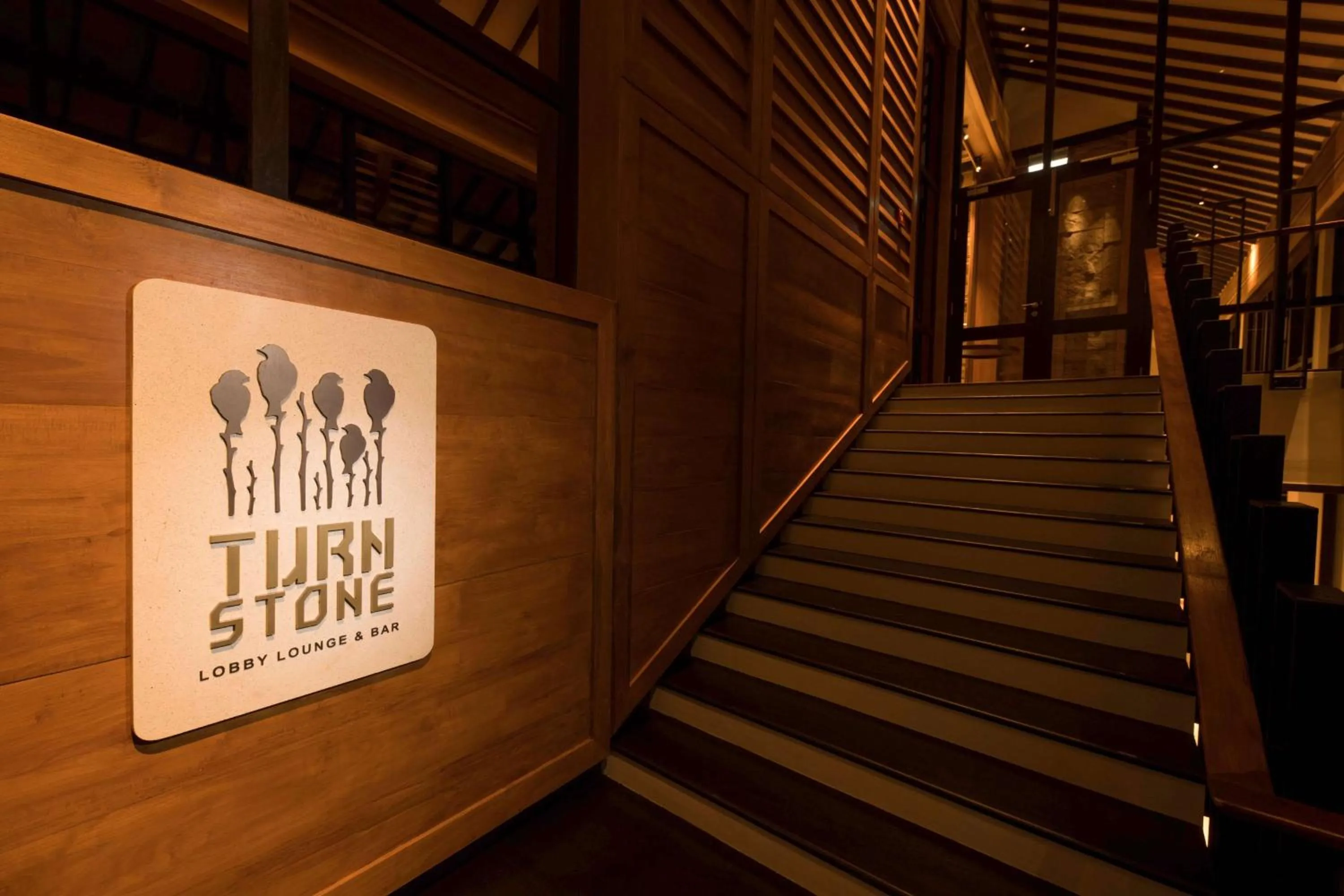 Lounge or bar in DoubleTree by Hilton Weerawila Rajawarna Resort