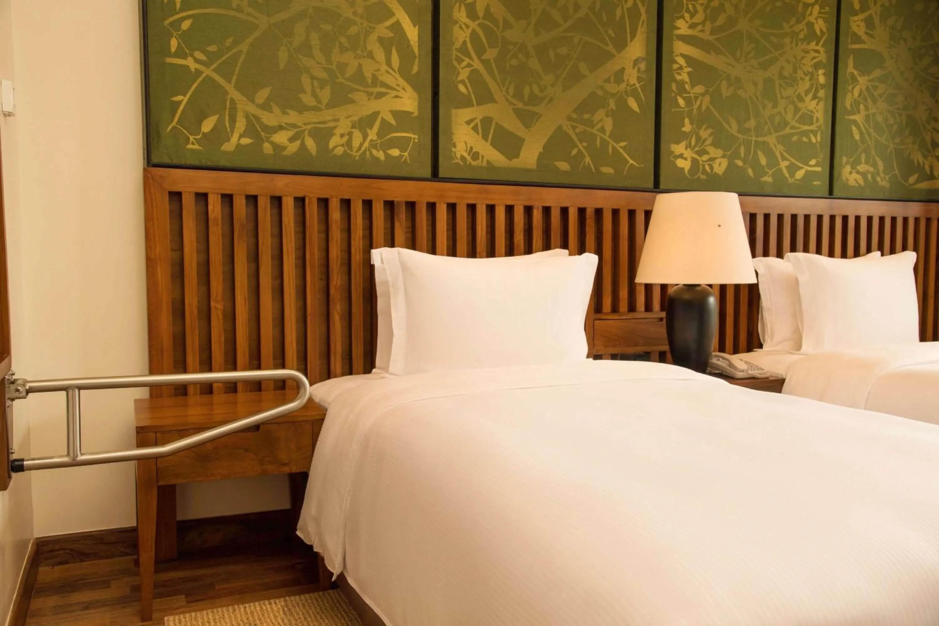 Bed in DoubleTree by Hilton Weerawila Rajawarna Resort