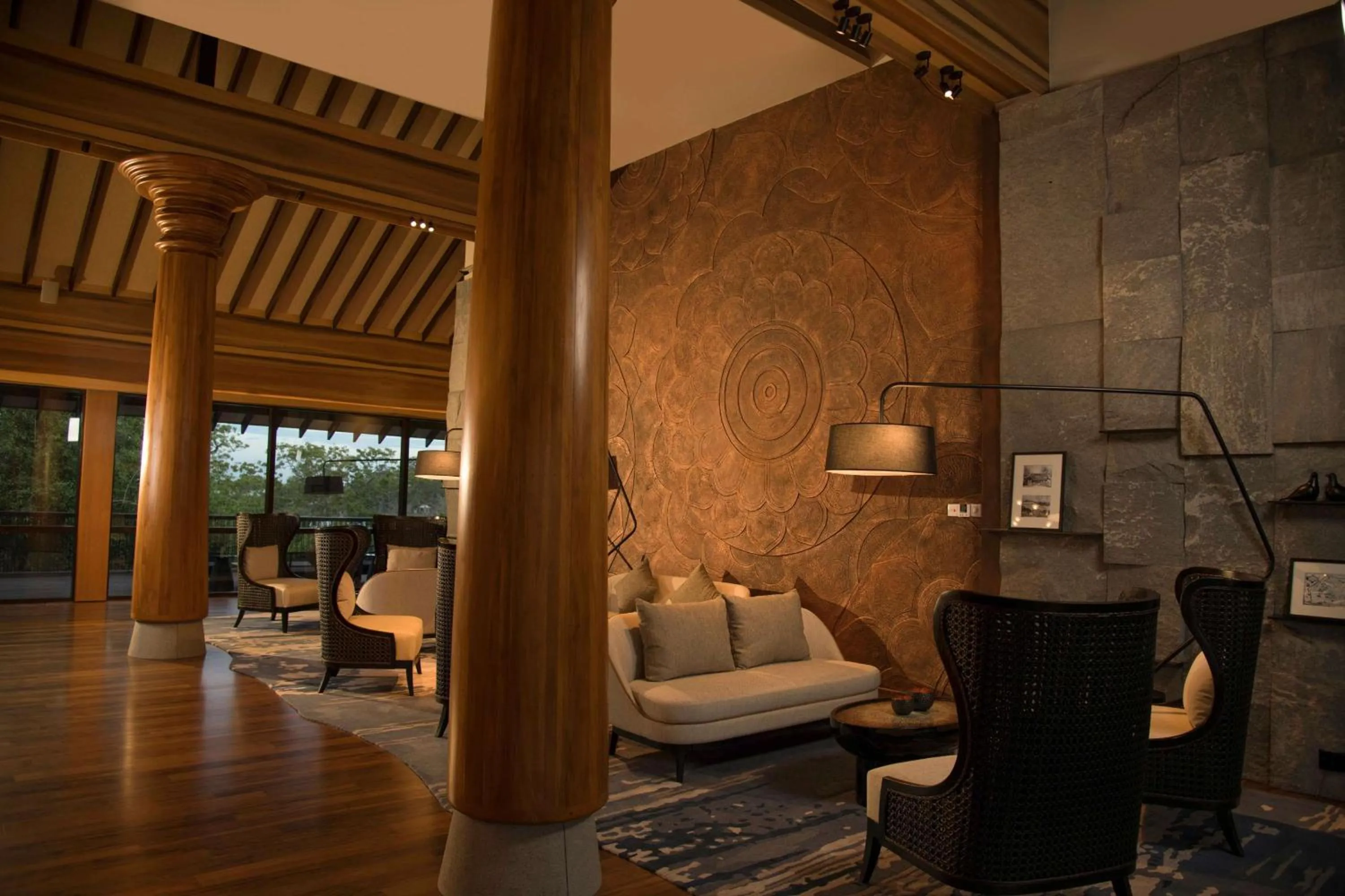 Lounge or bar in DoubleTree by Hilton Weerawila Rajawarna Resort