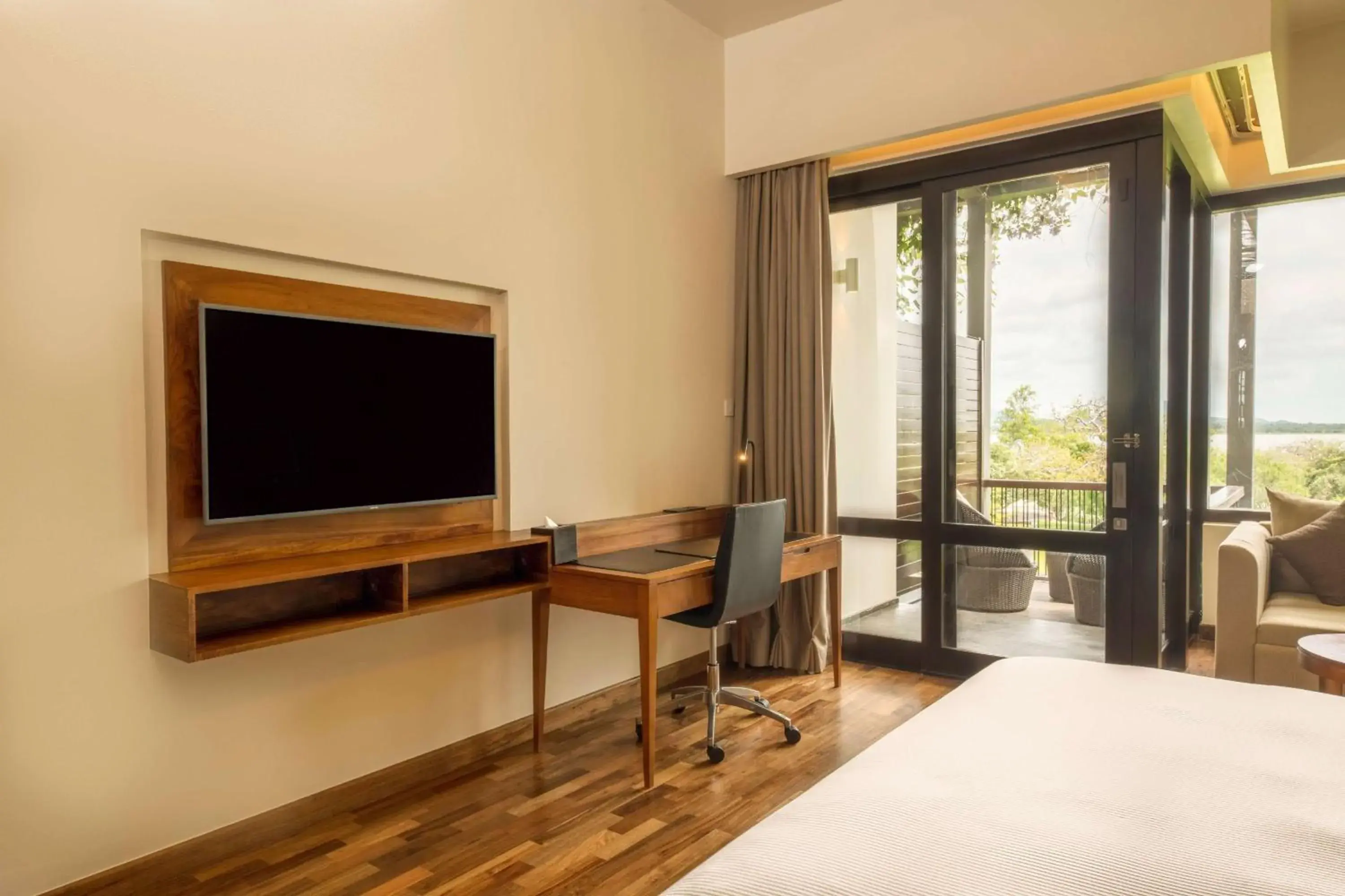 Deluxe King Room with Balcony in DoubleTree by Hilton Weerawila Rajawarna Resort Deluxe King Room with Balcony in DoubleTree by Hilton Weerawila Rajawarna Resort