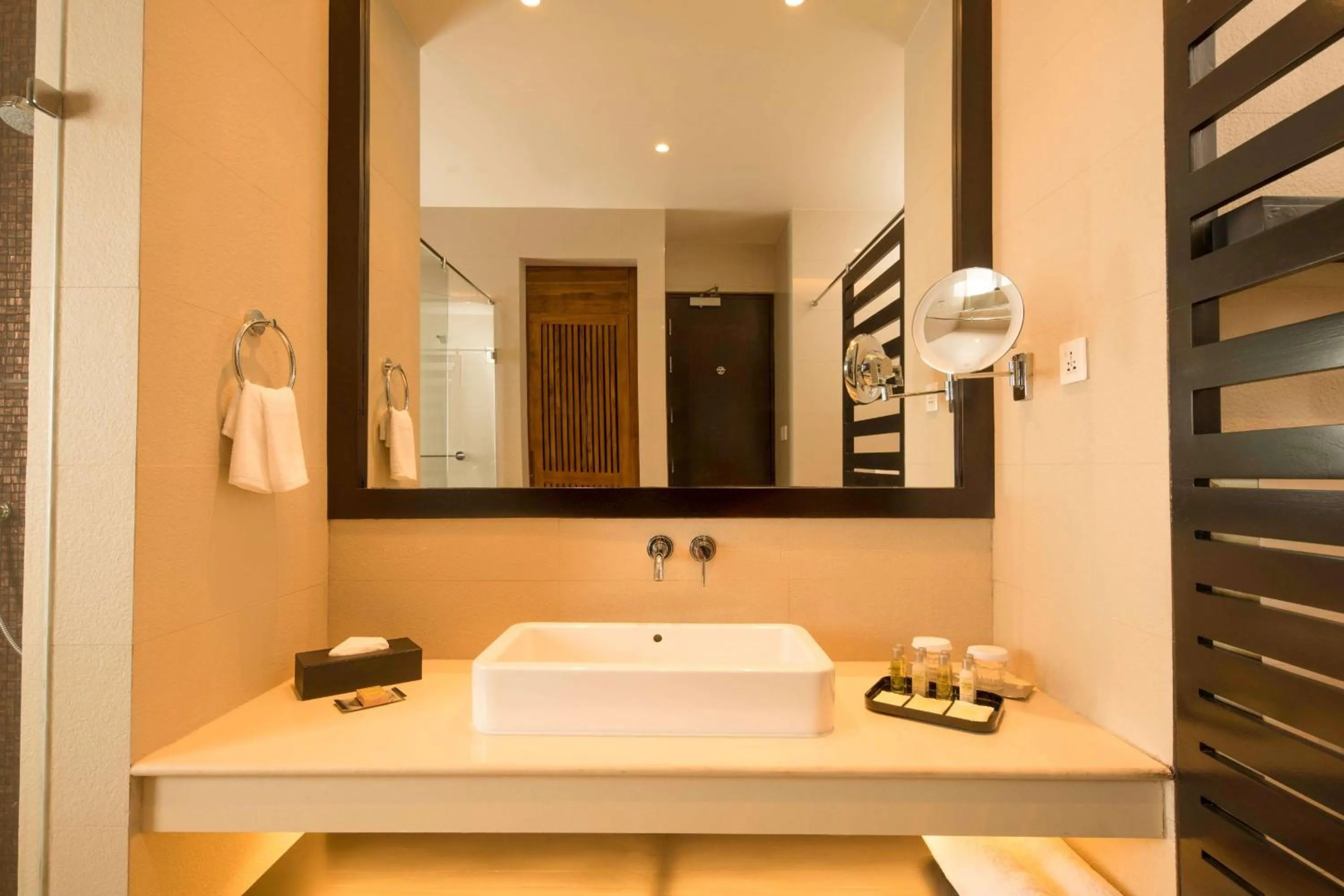 Bathroom in DoubleTree by Hilton Weerawila Rajawarna Resort