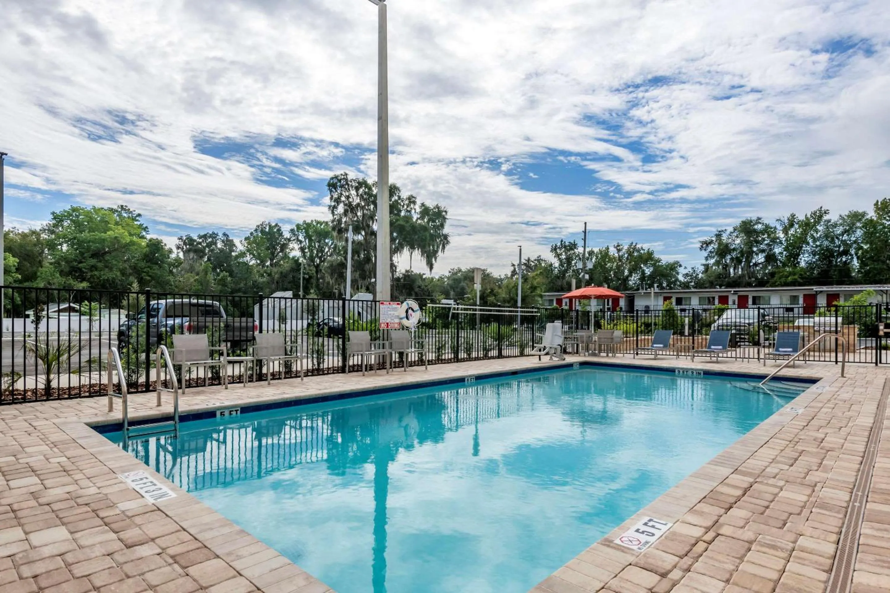 Swimming pool in Comfort Suites Gainesville Near University