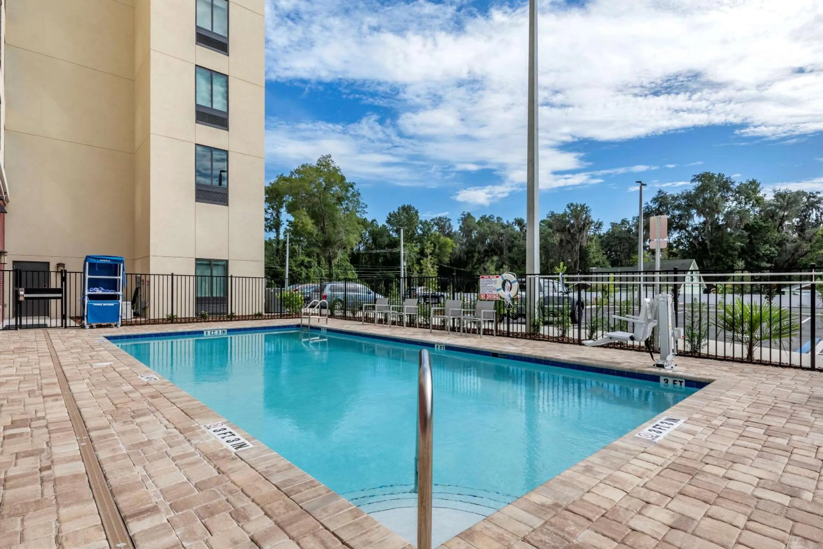 Swimming pool in Comfort Suites Gainesville Near University