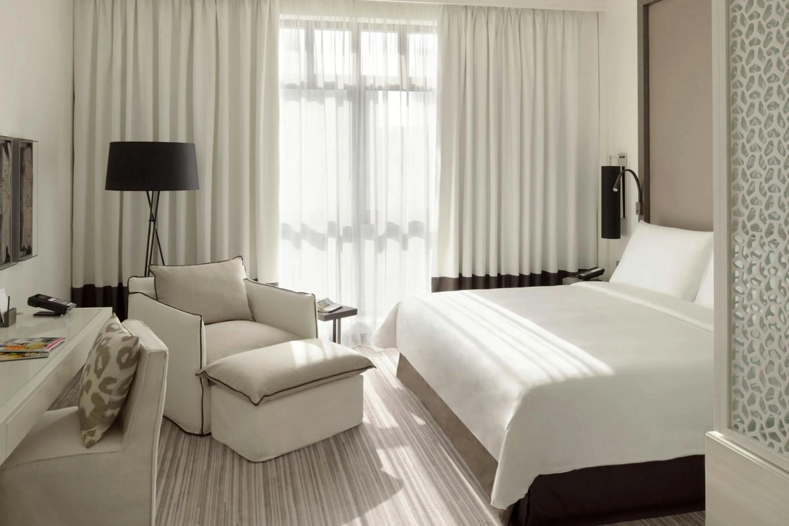 Swimming pool, Bed in Hotel Boulevard, Autograph Collection, Downtown Dubai