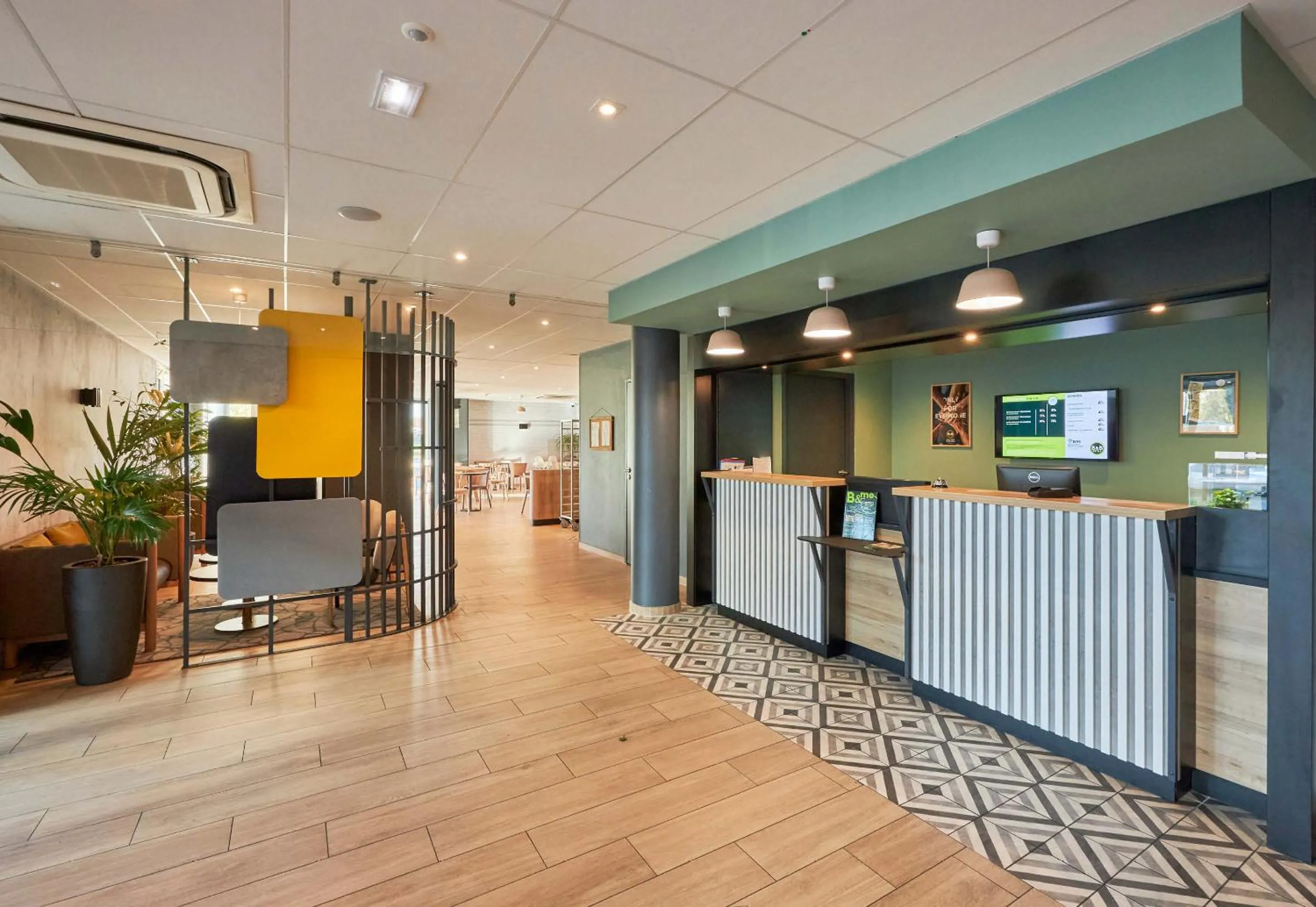 Lobby or reception in B&B HOTEL Ouistreham