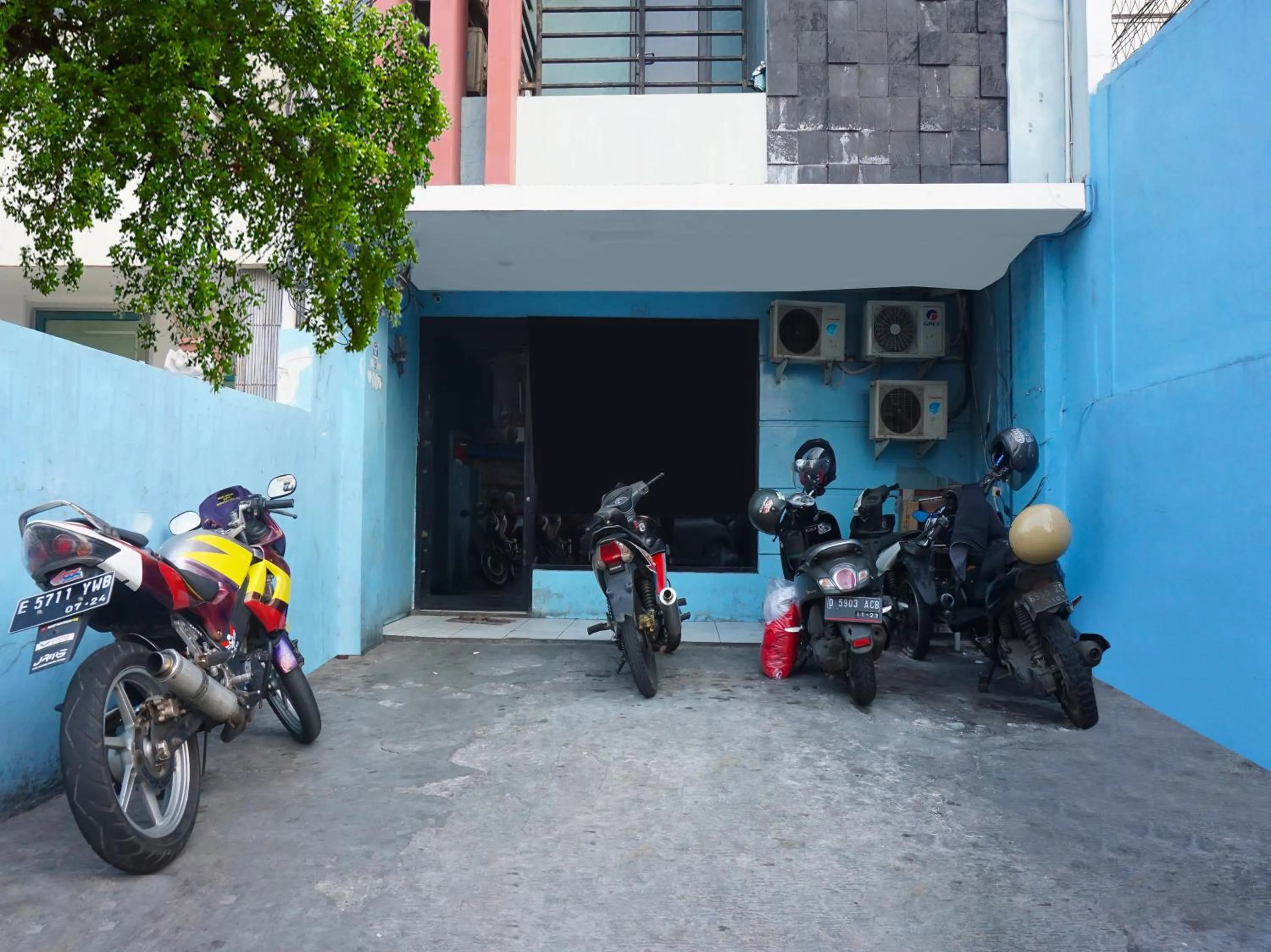 Facade/entrance in Lautze Residence