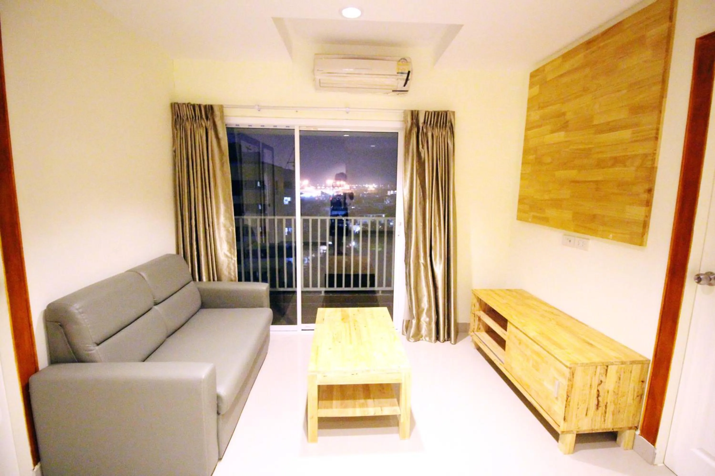 Living room in Lee Place Phatthanakan Condo