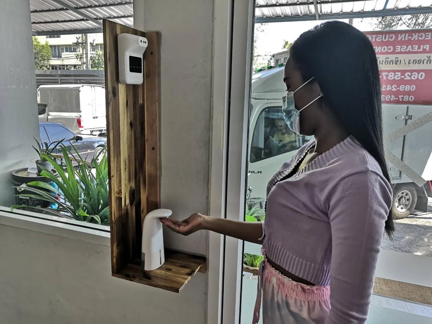 People in Lee Place Phatthanakan Condo