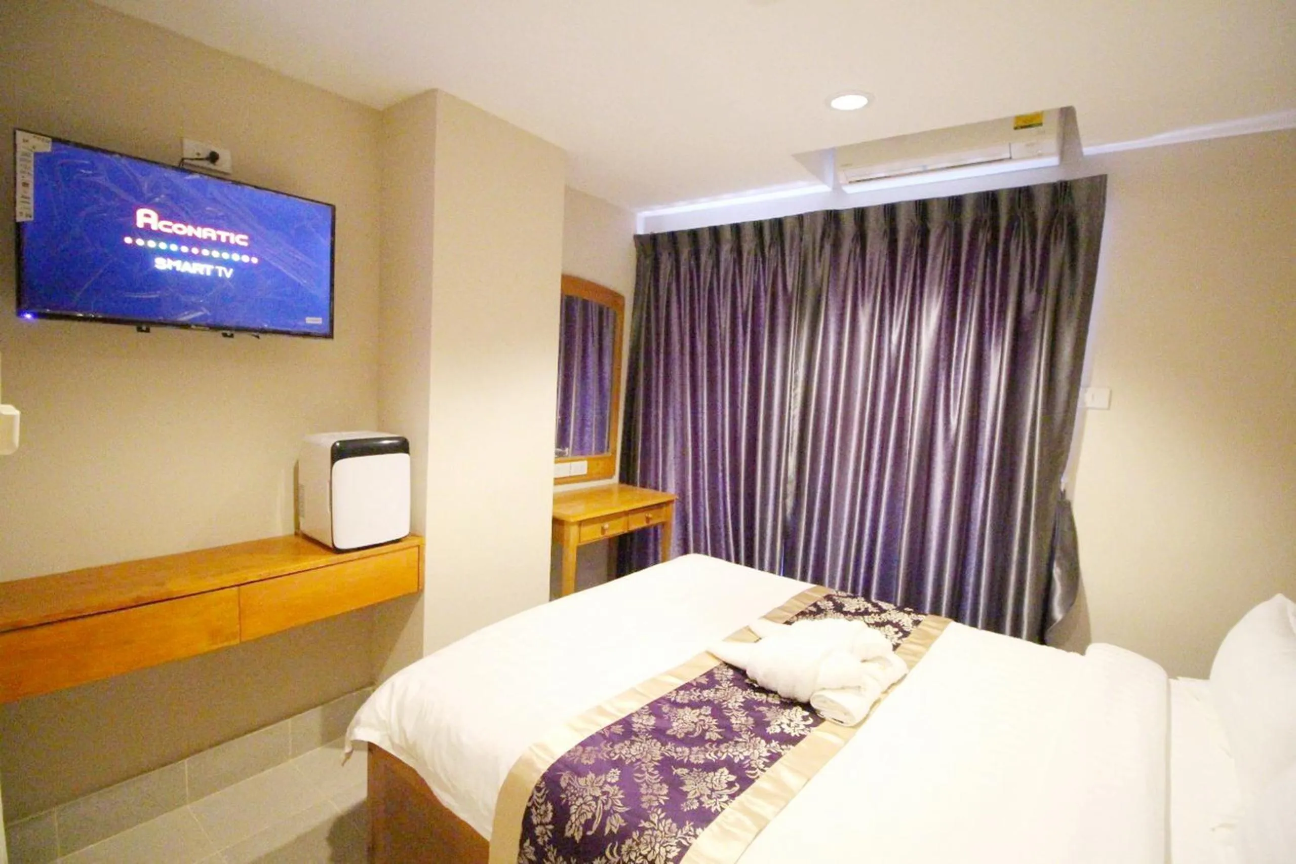 Photo of the whole room, Bed in Lee Place Phatthanakan Condo