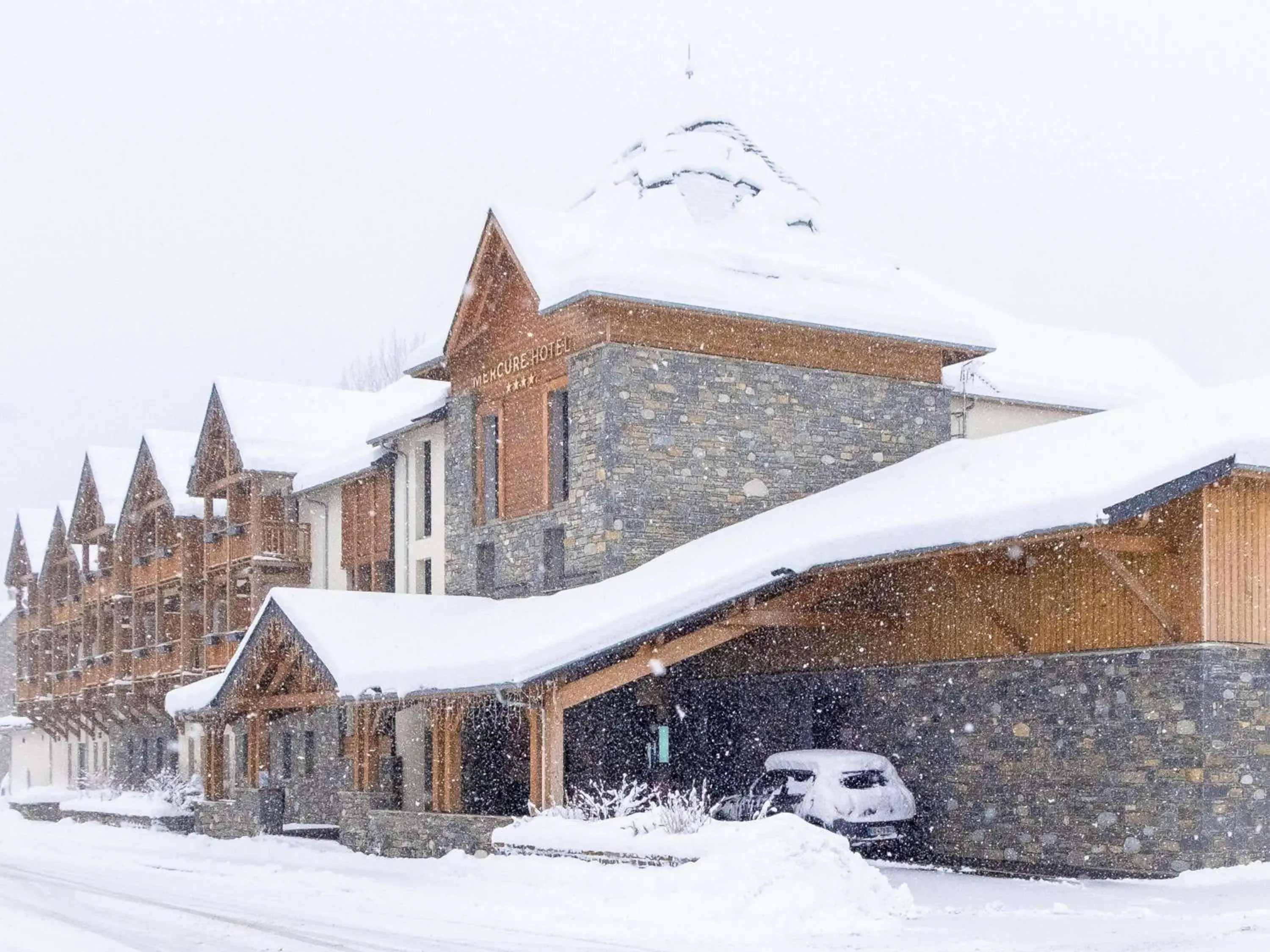 Property building in Mercure Peyragudes Loudenvielle Pyrénées Property building in Mercure Peyragudes Loudenvielle Pyrénées