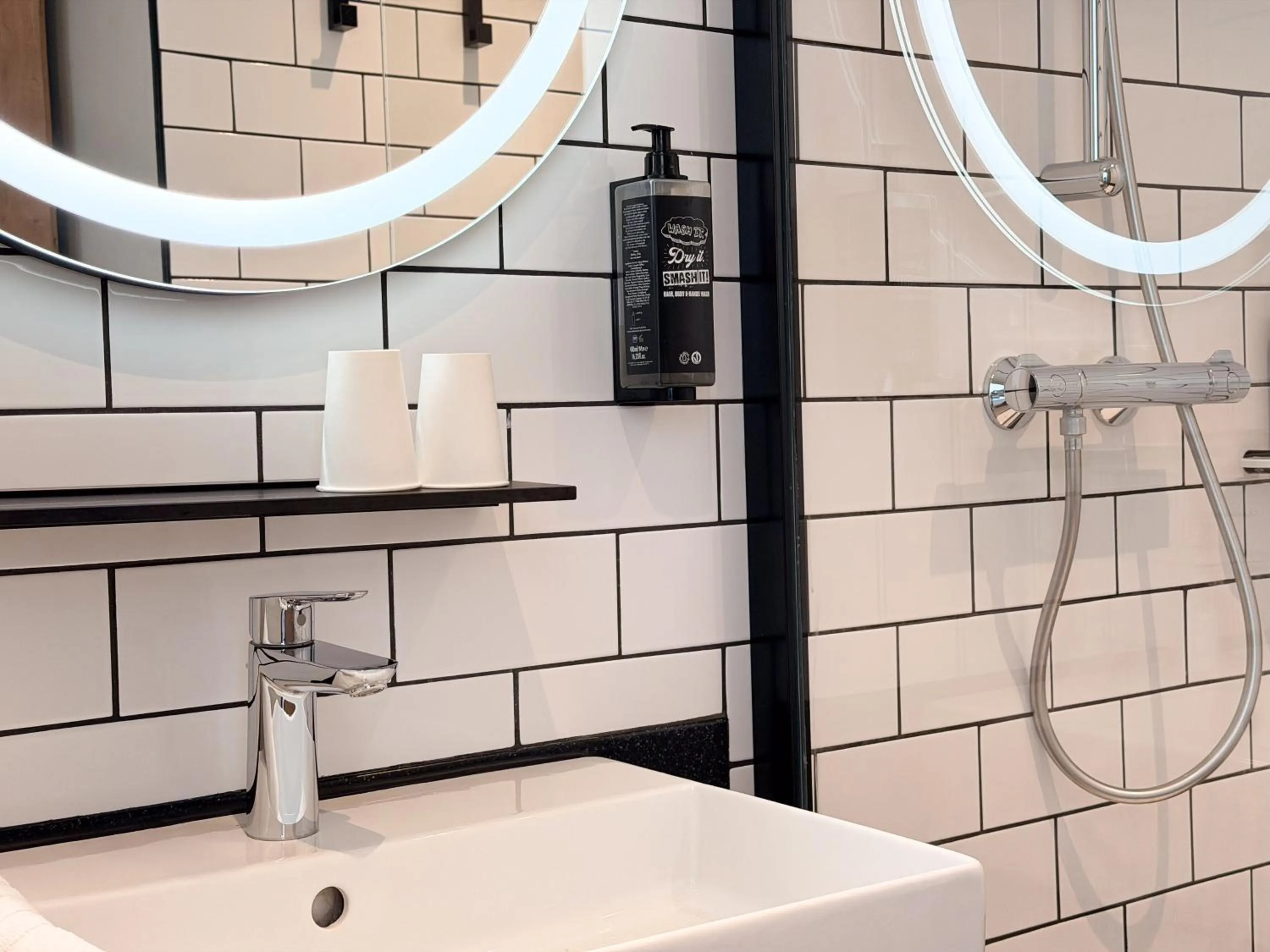 Bathroom in Ibis Lunel Petite Camargue