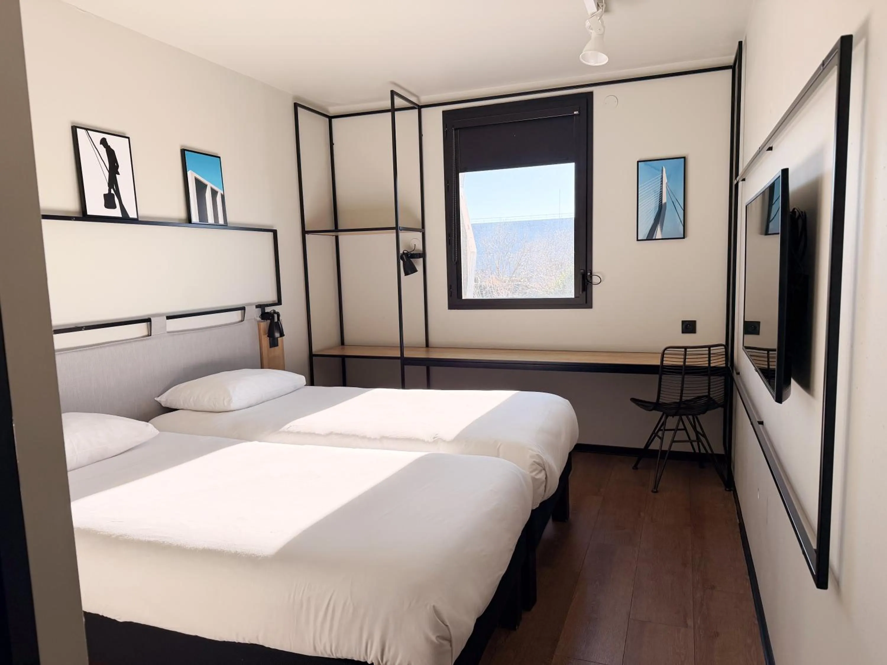 TV and multimedia, Bed in Ibis Lunel Petite Camargue