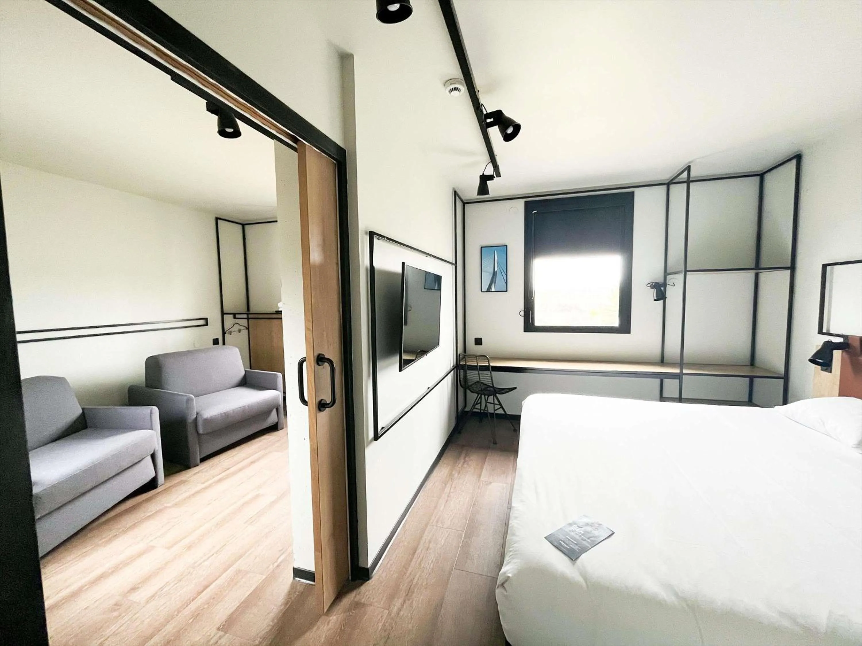 Bedroom, Bed in Ibis Lunel Petite Camargue