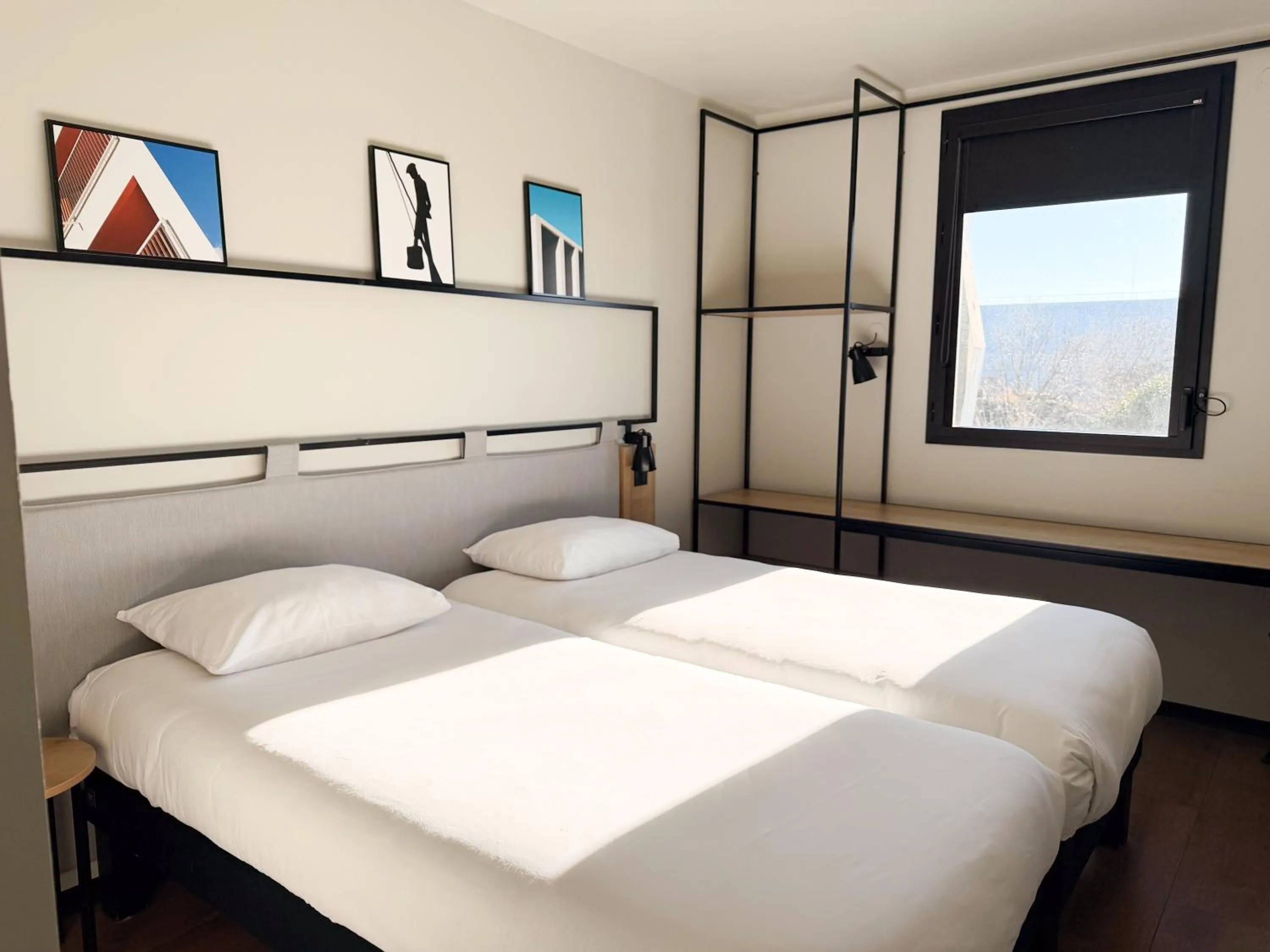 Bedroom, Bed in Ibis Lunel Petite Camargue