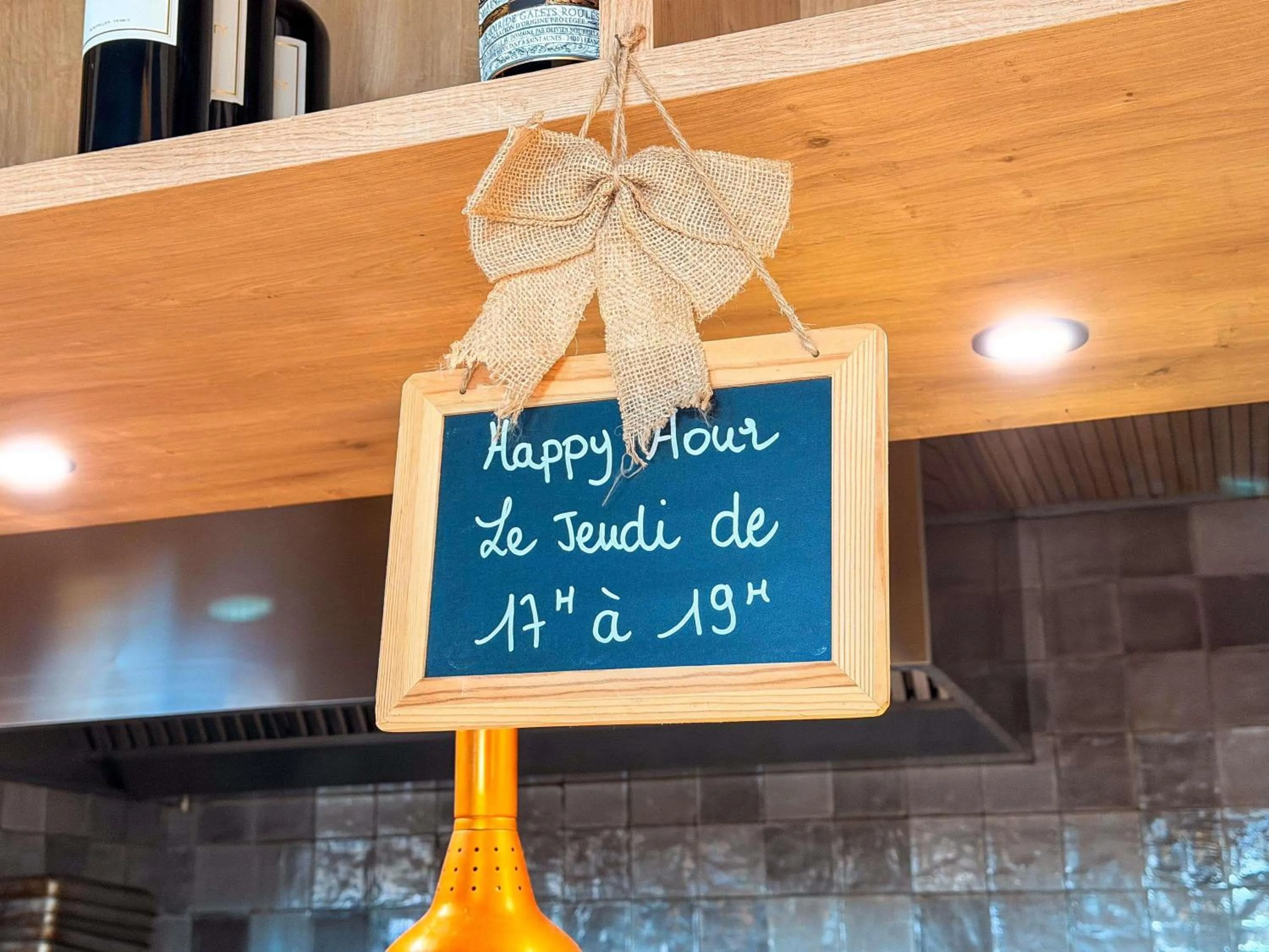 Lounge or bar in Ibis Lunel Petite Camargue