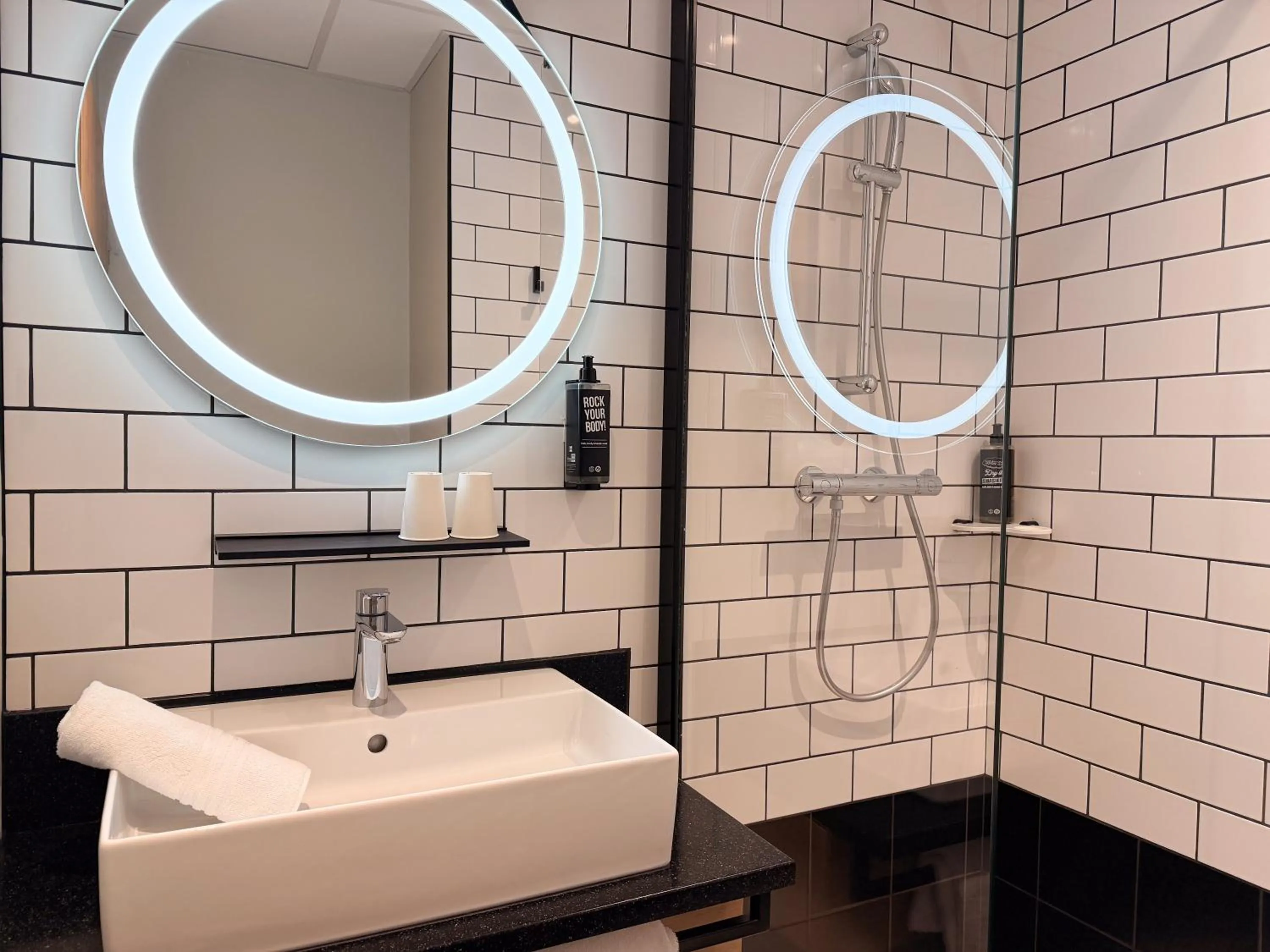 Bathroom in Ibis Lunel Petite Camargue