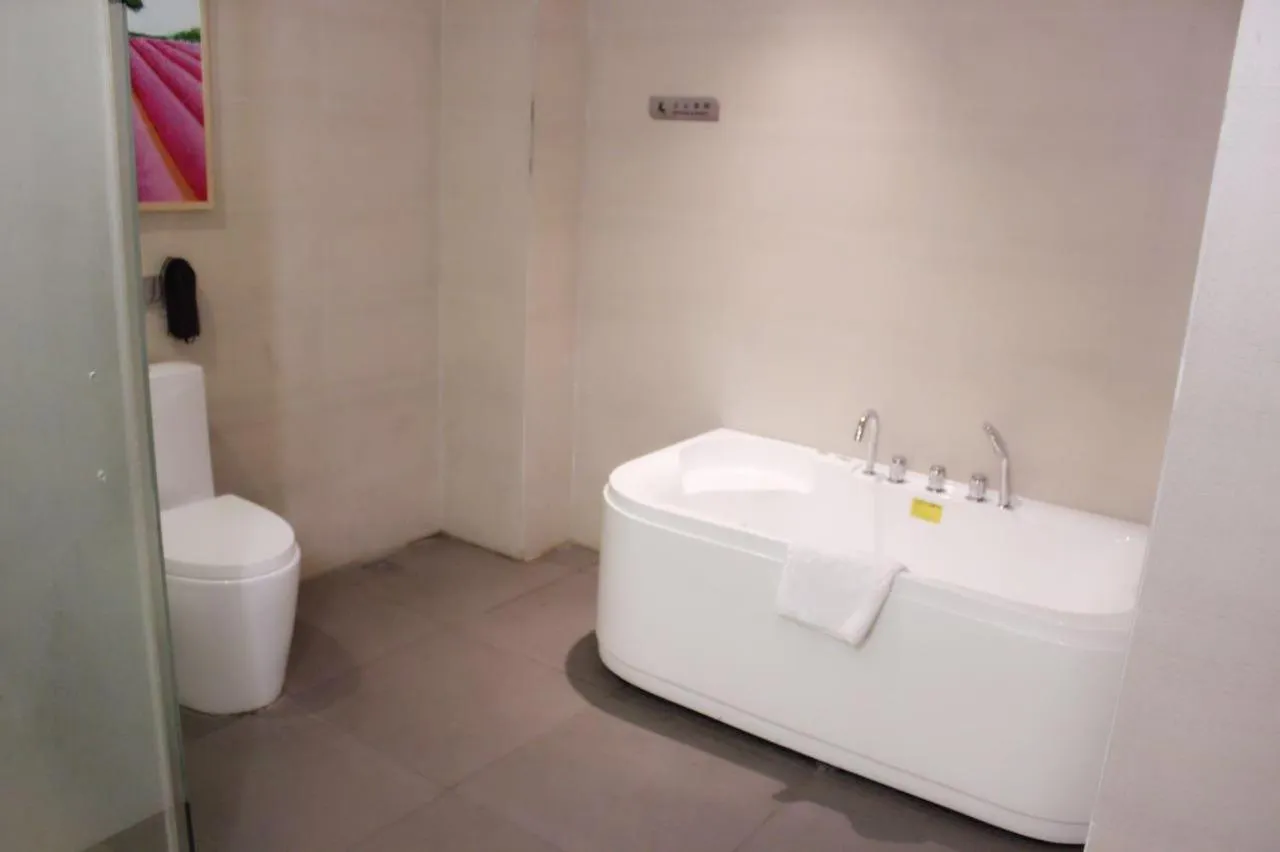 Lavande Hotel Wuhan Nanhu Walmart Store