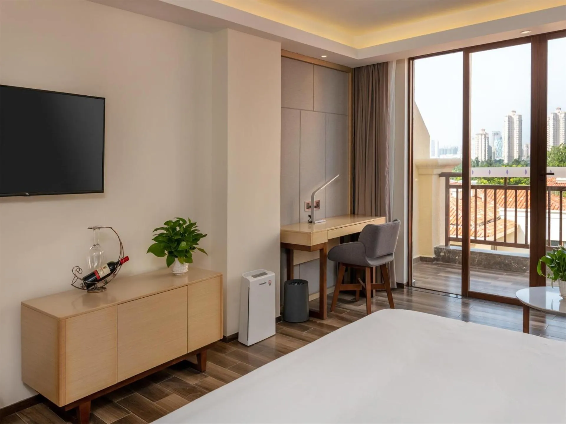 Bed in Lifeng Hotel (Haikou West Coast)