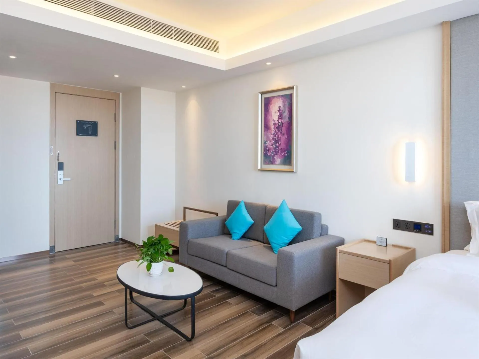 Bed in Lifeng Hotel (Haikou West Coast)