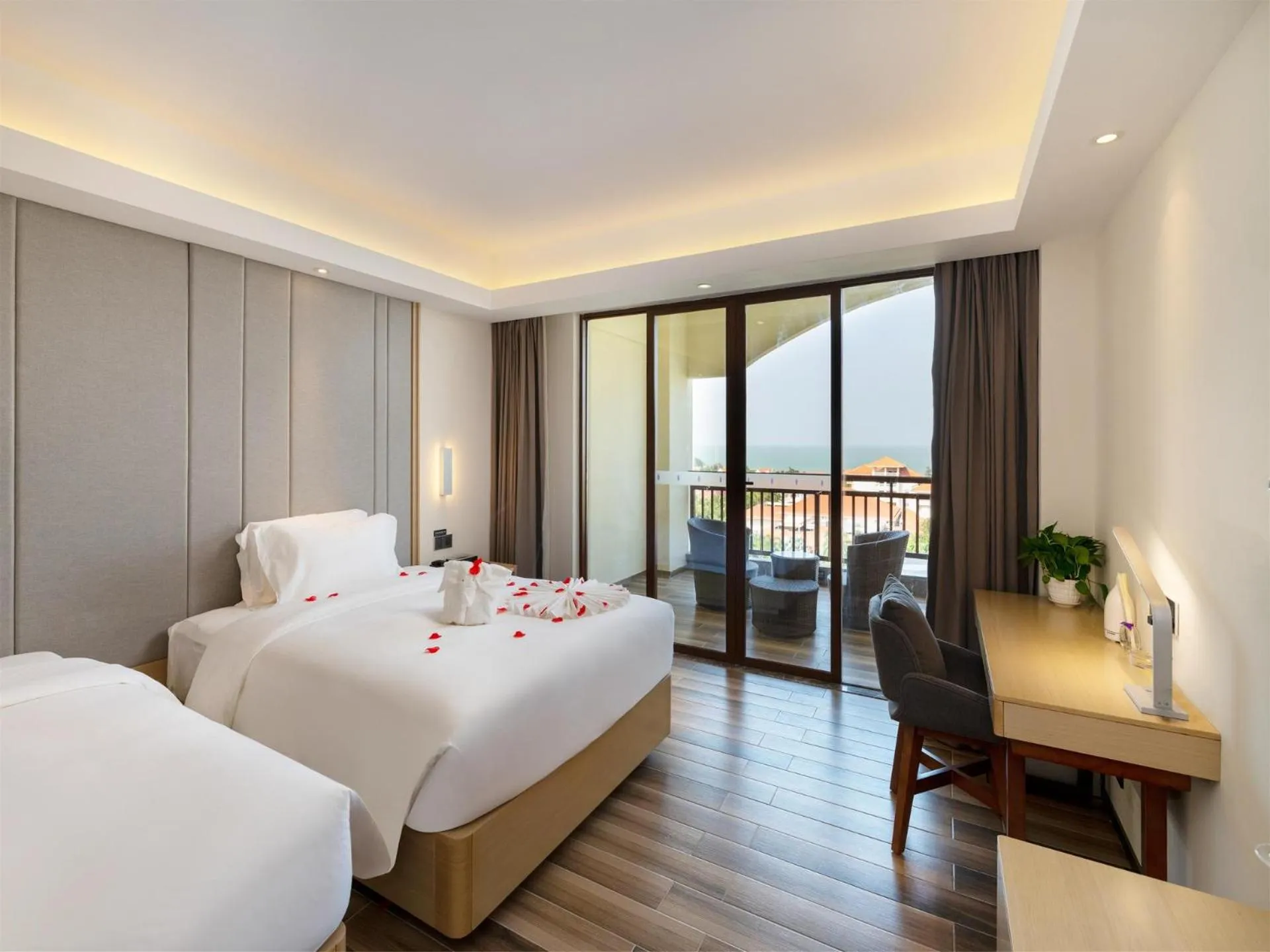 Bed in Lifeng Hotel (Haikou West Coast)